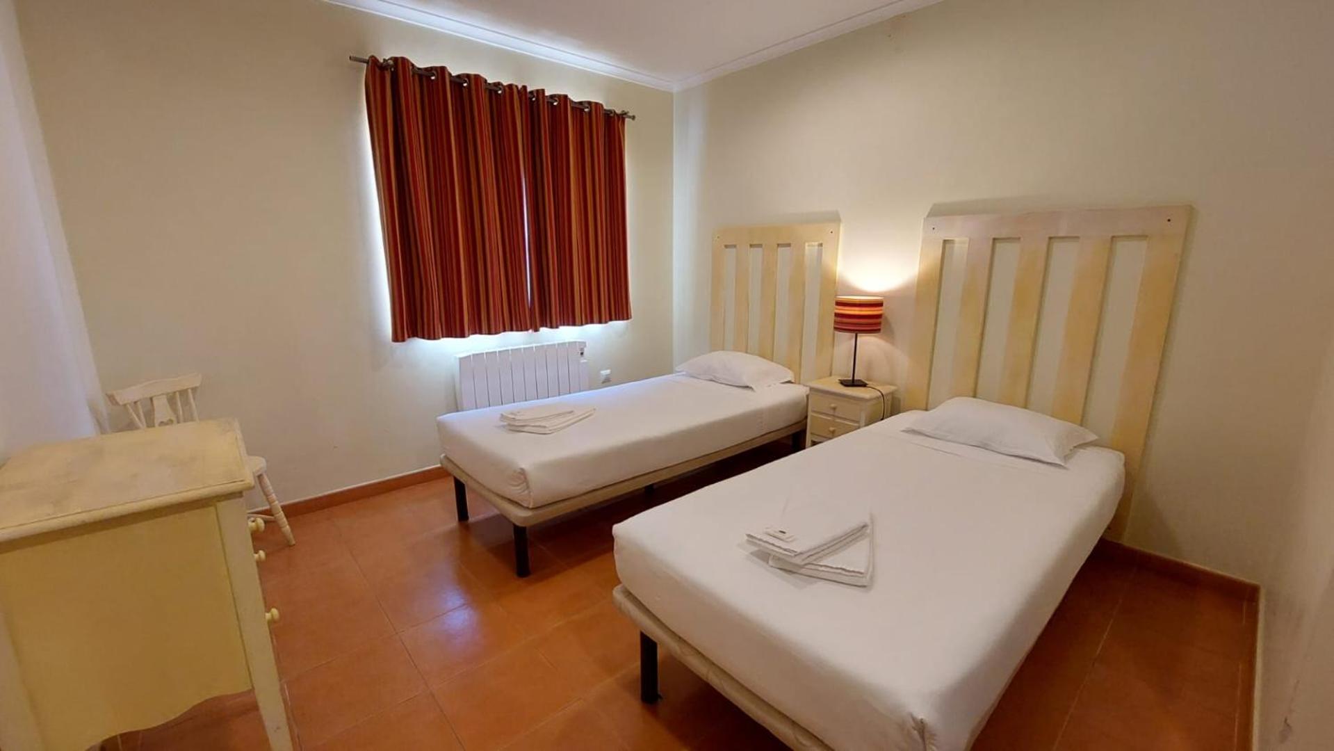 Twin Room with Private Bathroom - Photo 7