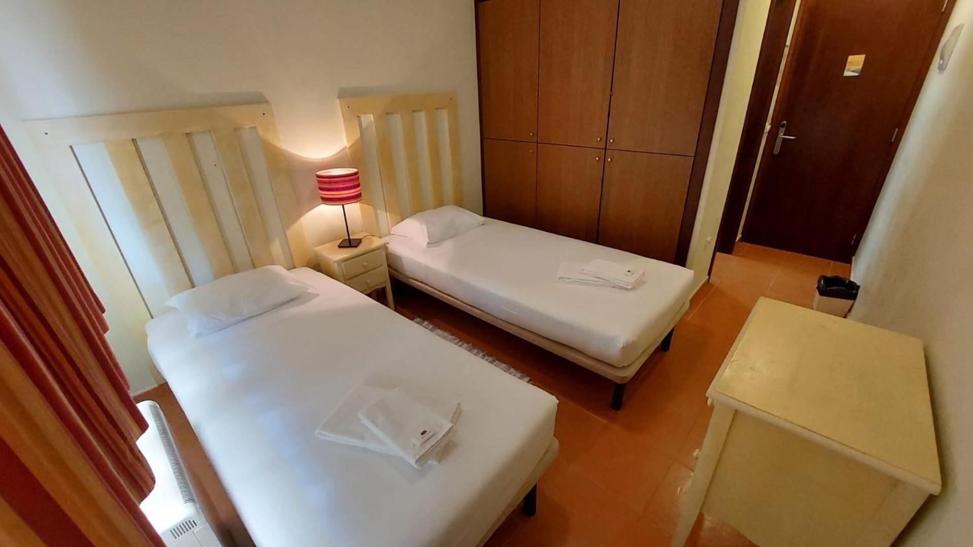 Twin Room with Private Bathroom - Photo 8