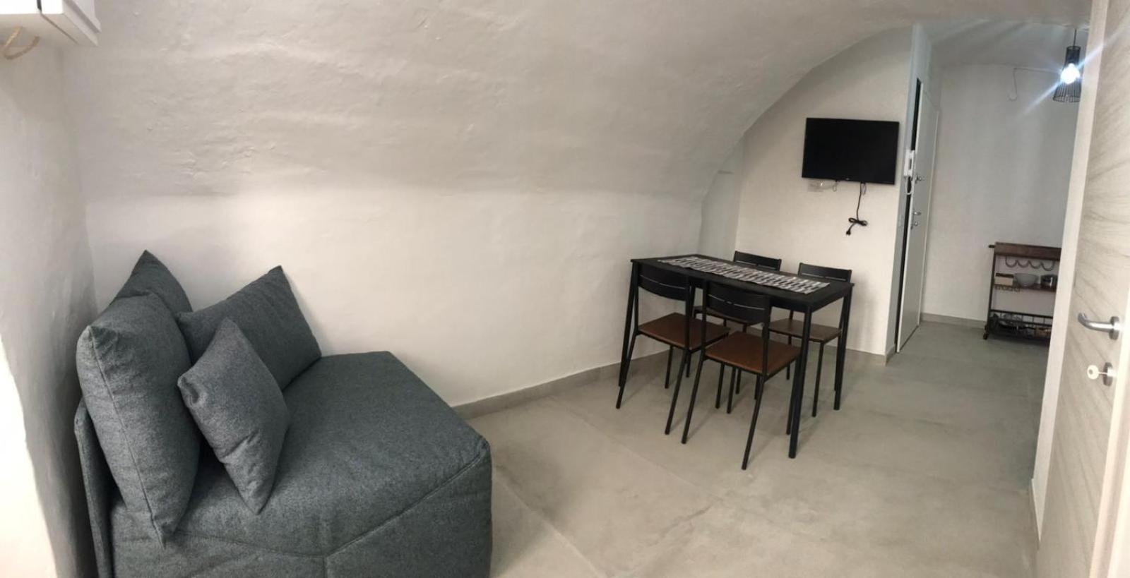 One-Bedroom Apartment photo 3