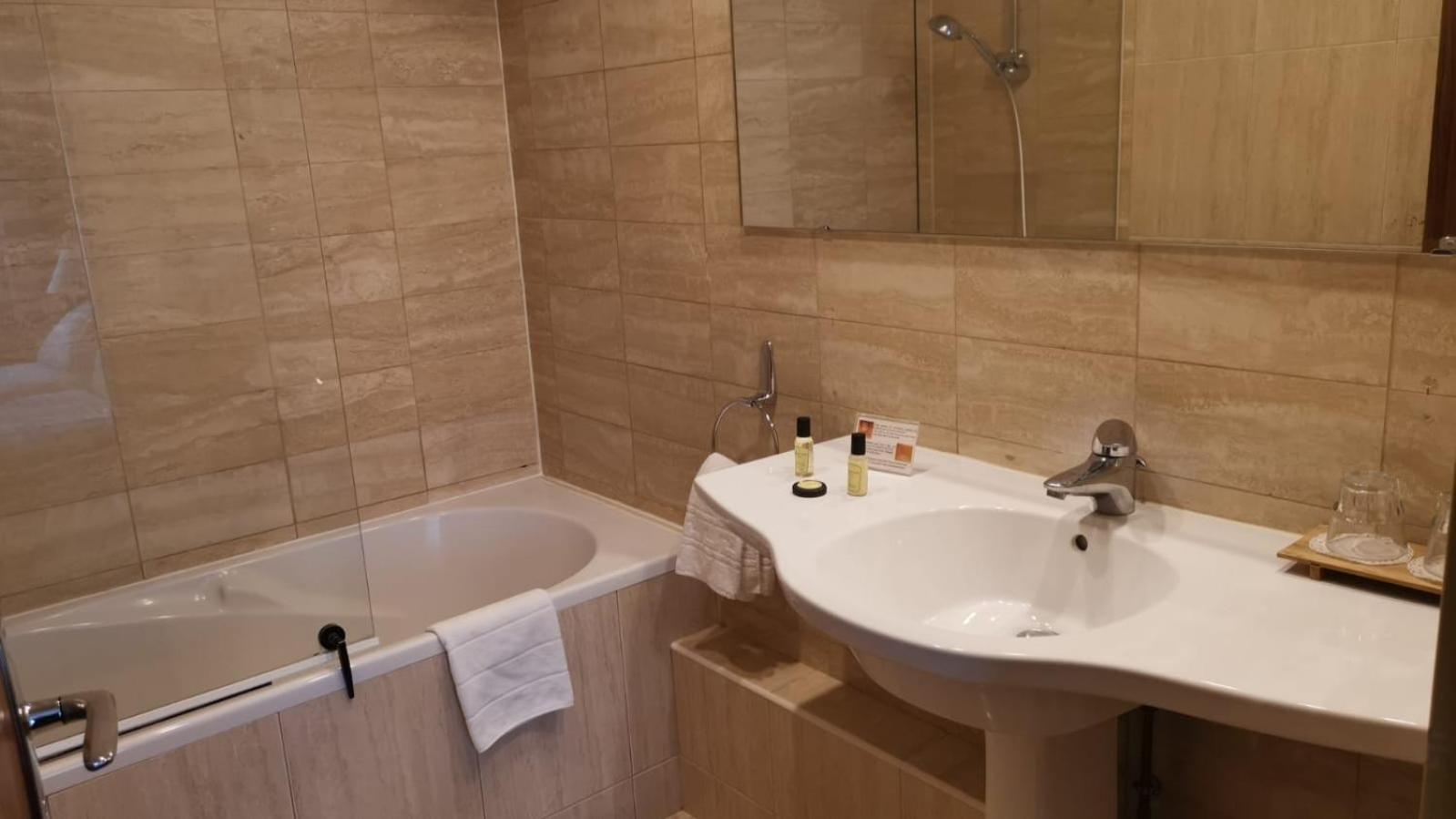 Standard Twin Room - Photo 4