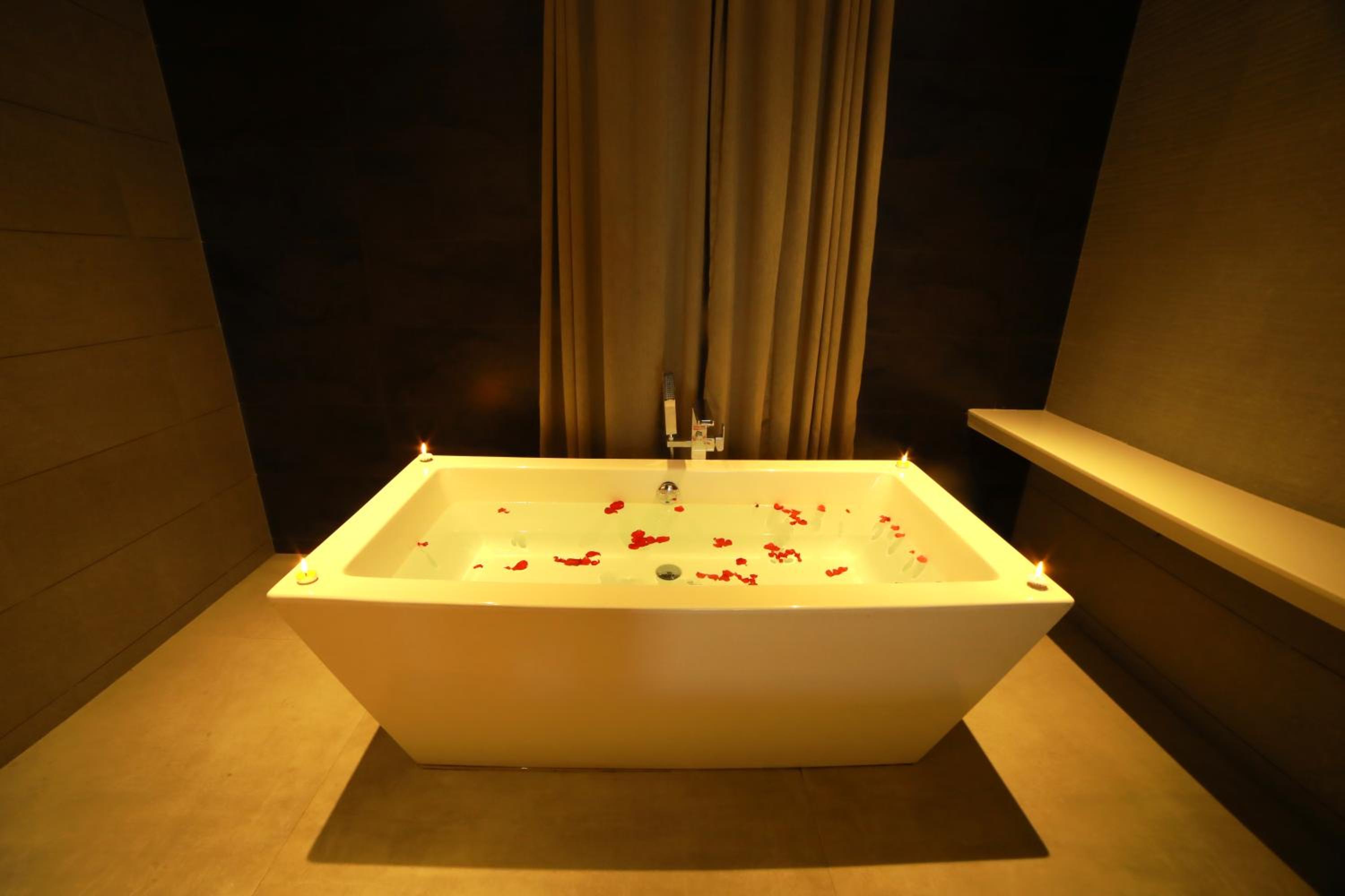 Honeymoon Suite with Bathtub, Complimentary Pedal Boat & Zip Lining - Photo 2