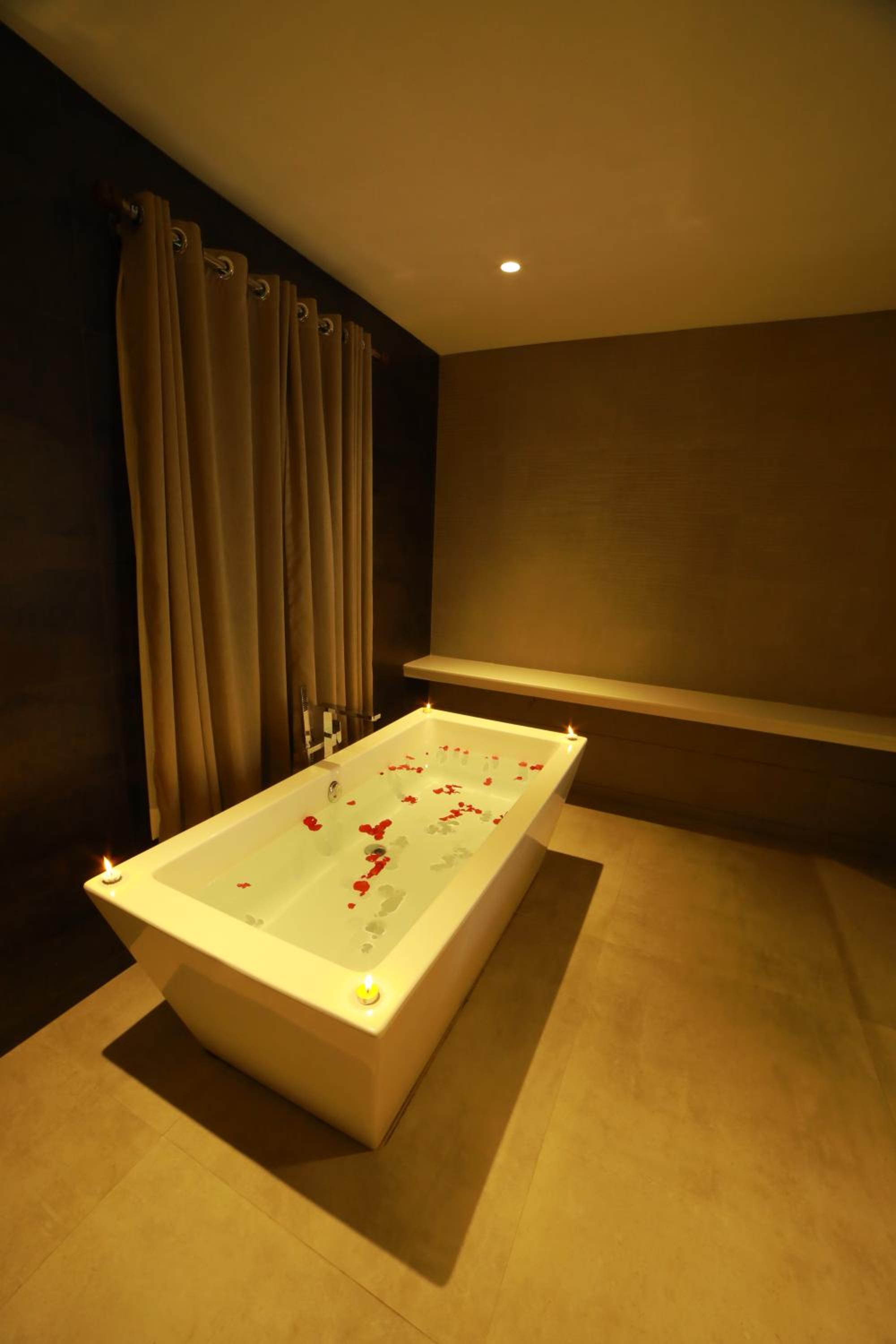 Honeymoon Suite with Bathtub, Complimentary Pedal Boat & Zip Lining - Photo 3