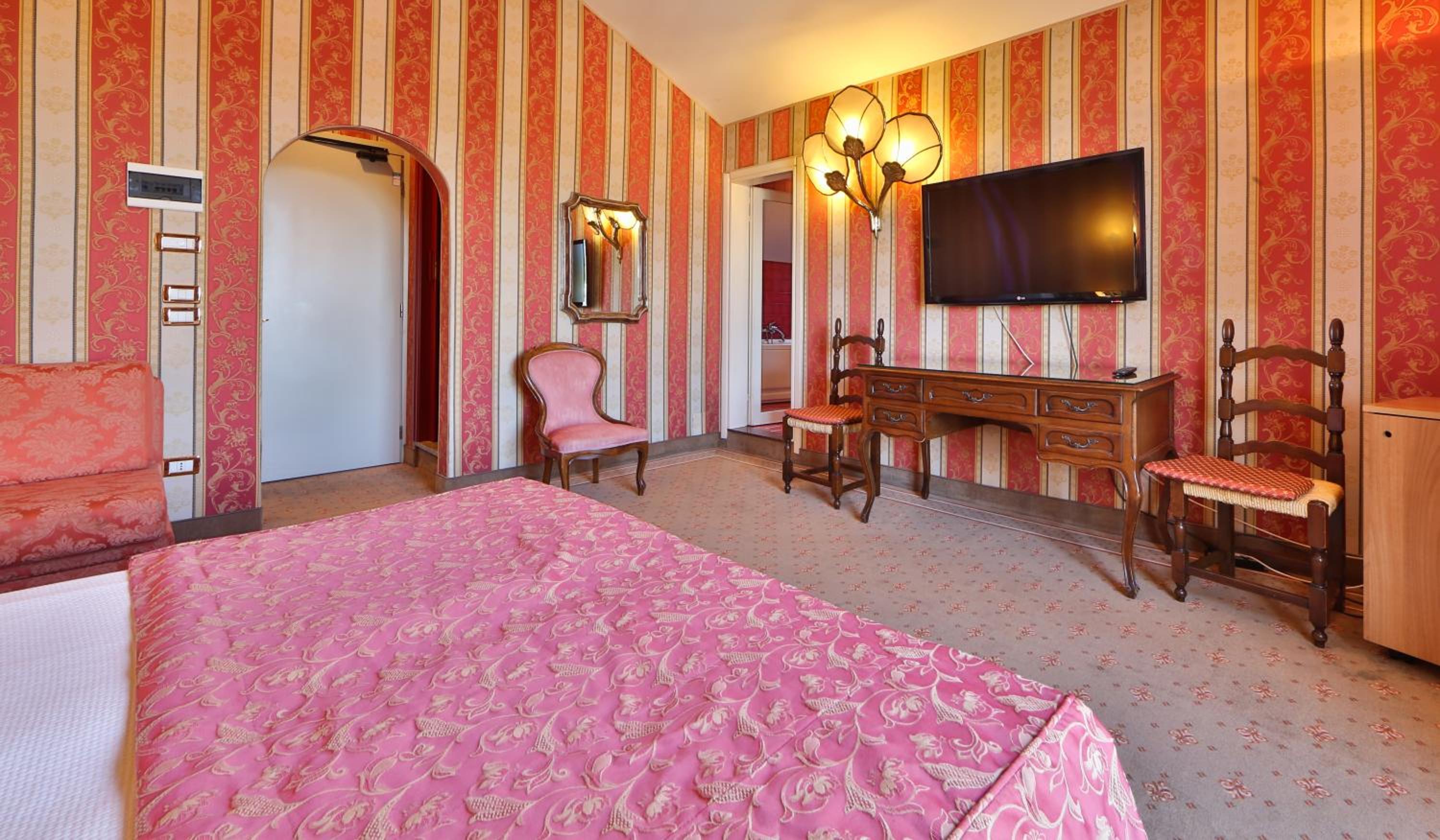 Superior Double or Twin Room thumbnail 6