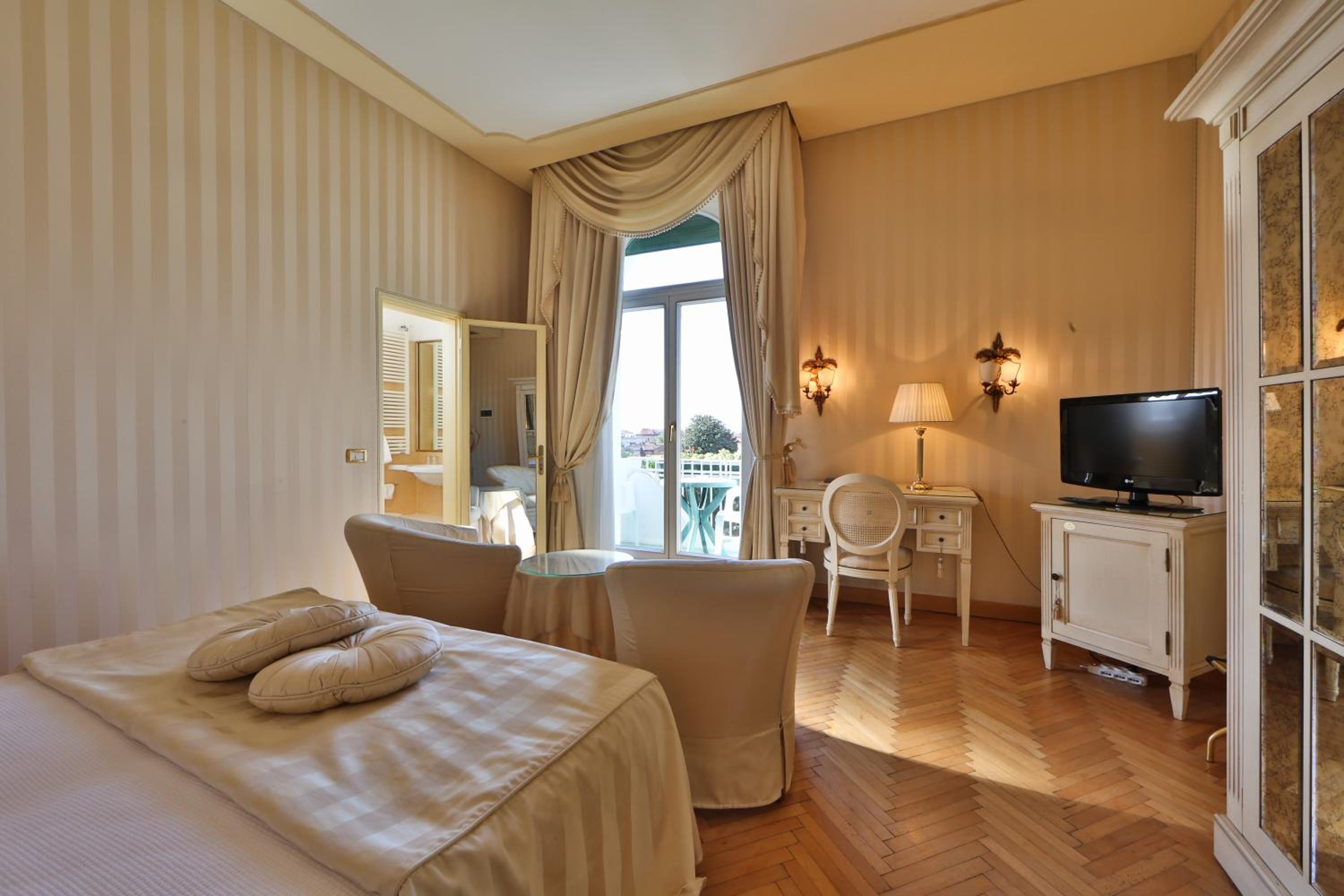 Superior Double or Twin Room thumbnail 5