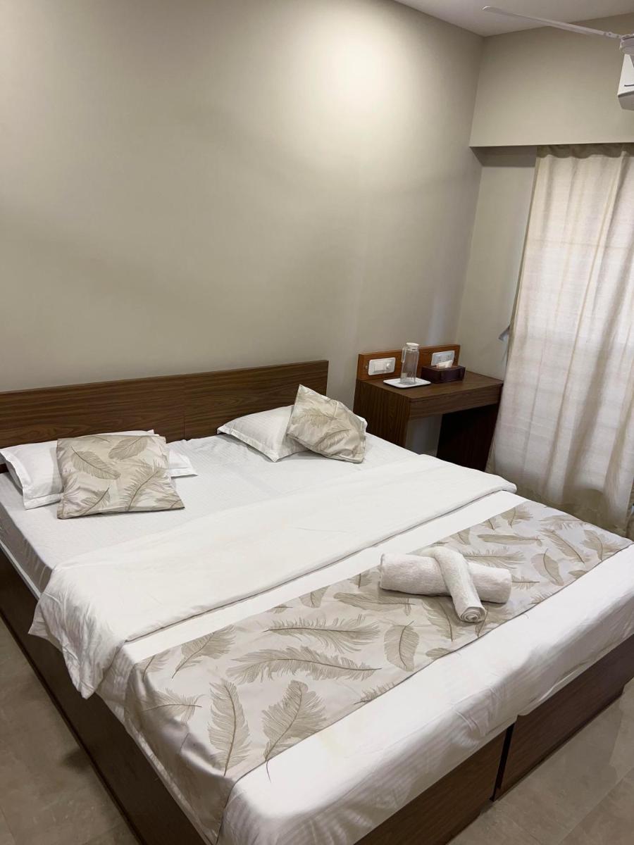 Deluxe Double Room (2 Adults + 1 Child) - Photo 4