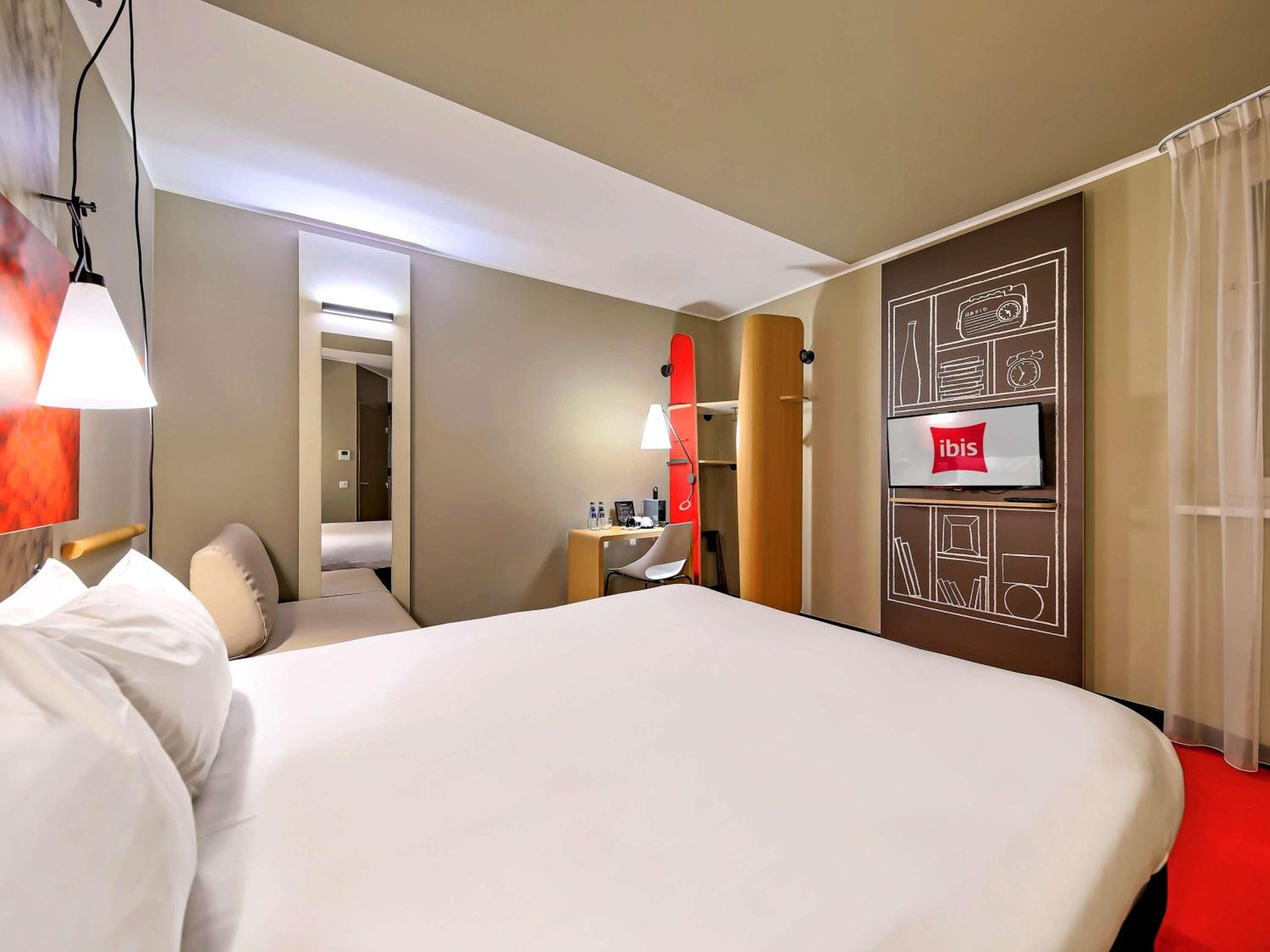 Queen Room with extra bed photo 2