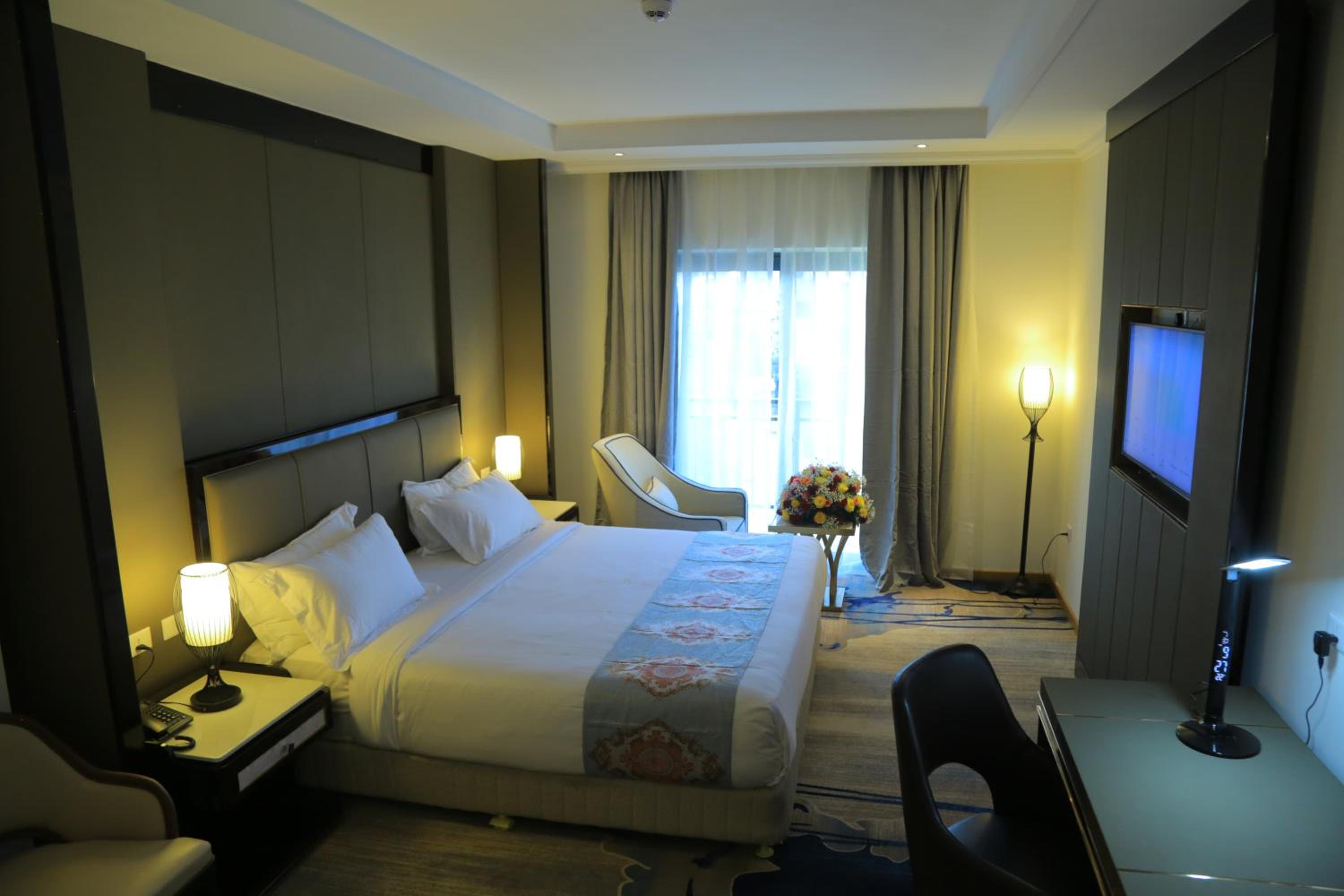 Executive Suite - Photo 6