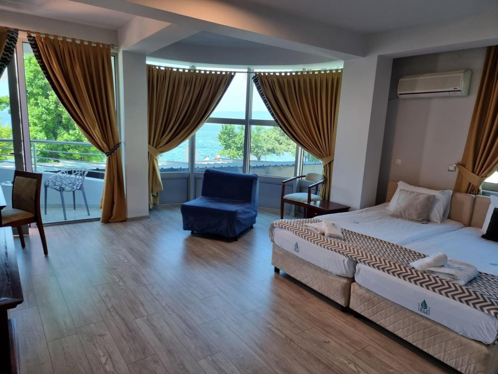 Superior Double Room with Lake View and Balcony photo 2