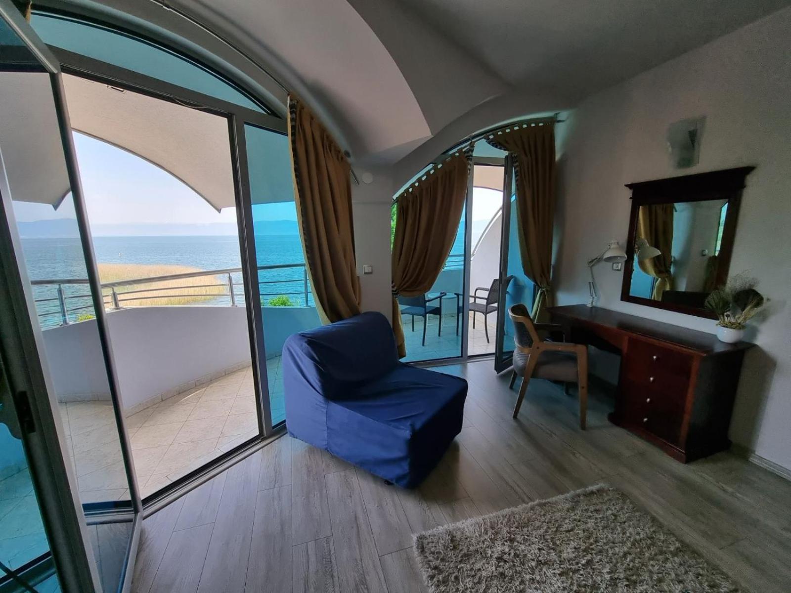 Superior Double Room with Lake View and Balcony photo 3