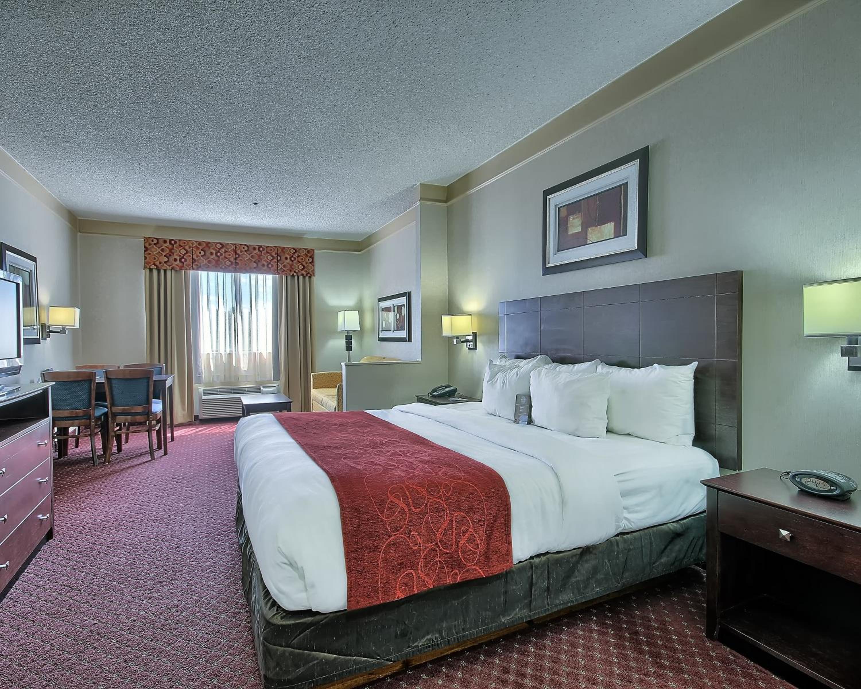 King Suite with One King Bed - Non-Smoking photo 2