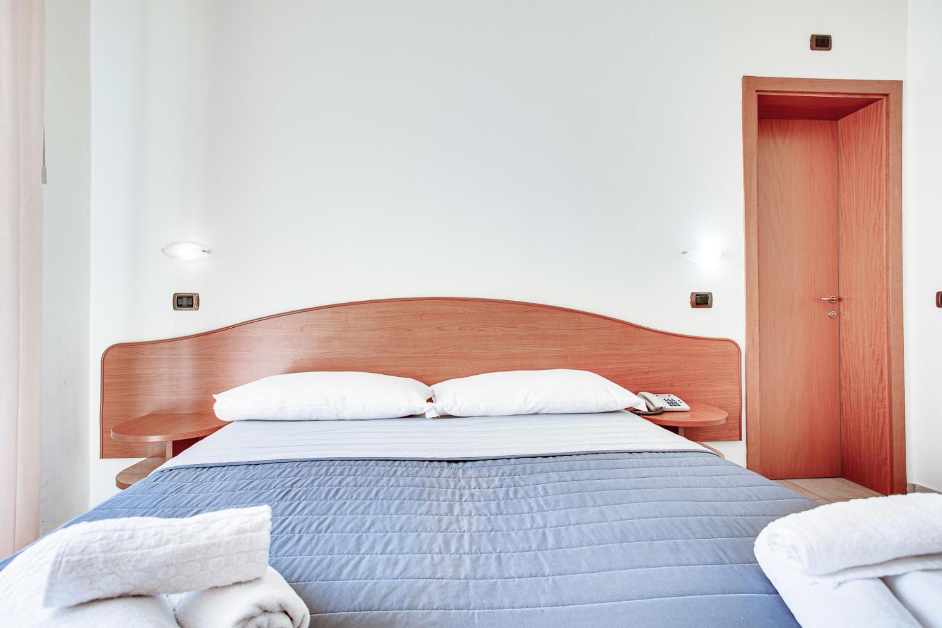Double or Twin Room with City View - Photo 4