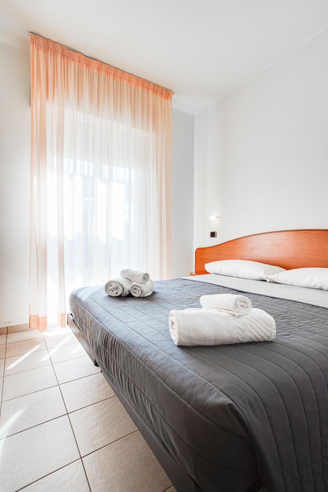 Double or Twin Room with City View - Photo 10