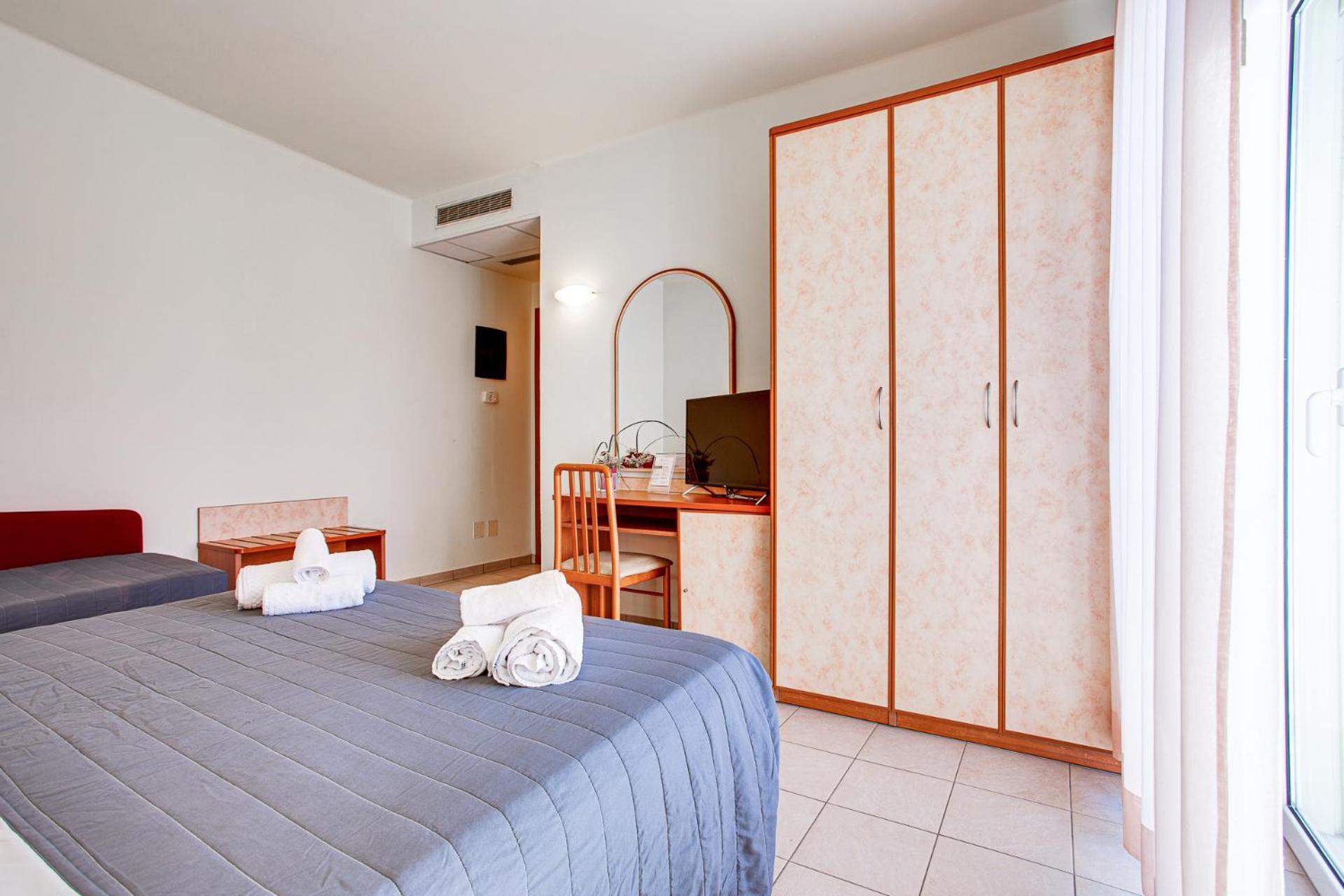 Double or Twin Room with City View - Photo 3