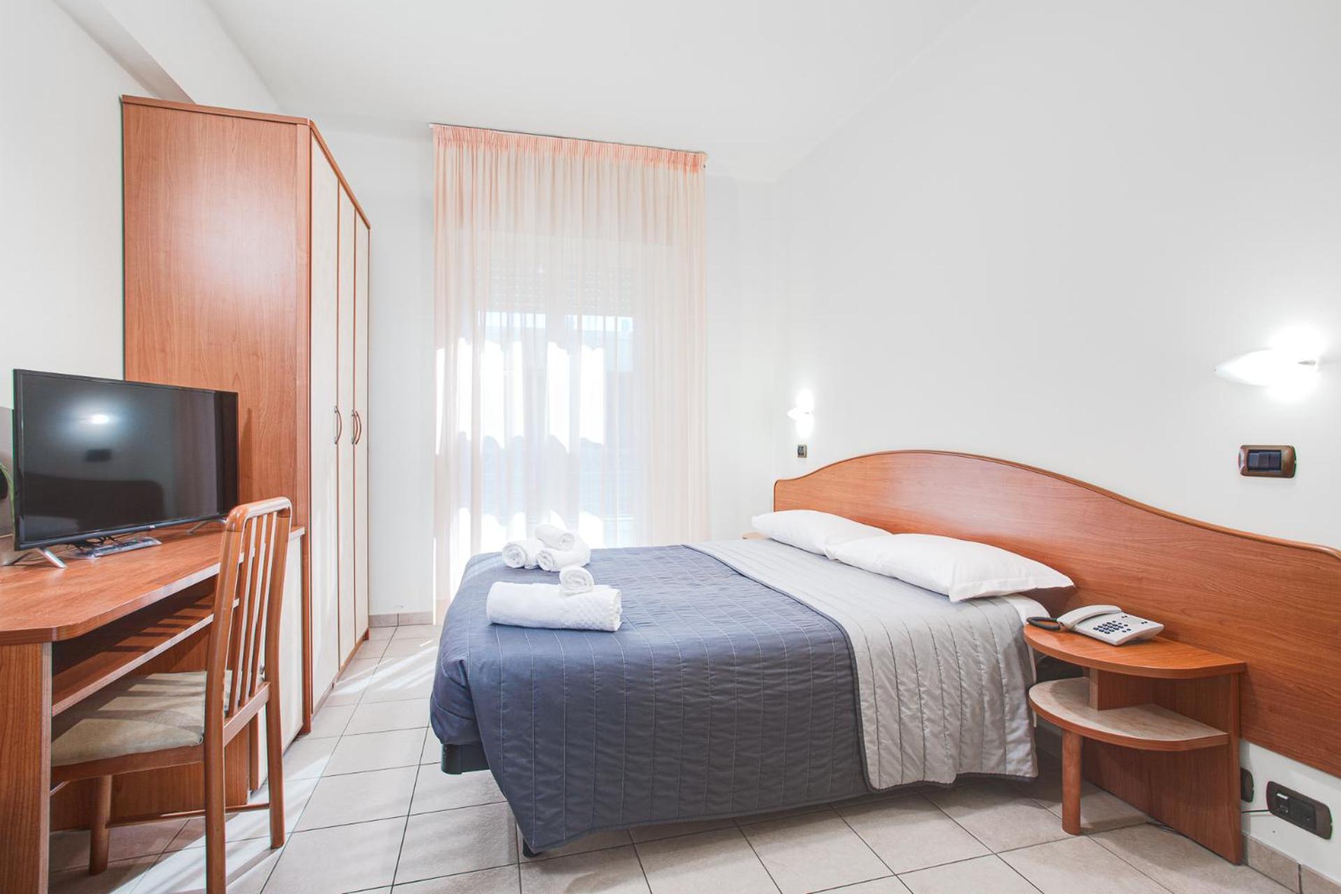 Double or Twin Room with City View - Photo 5