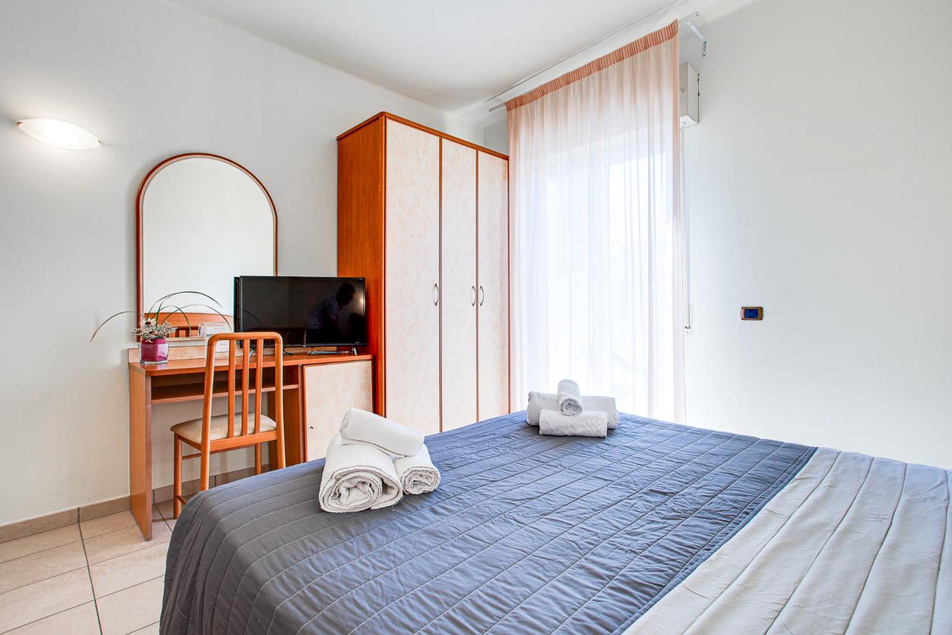 Double or Twin Room with City View - Photo 6