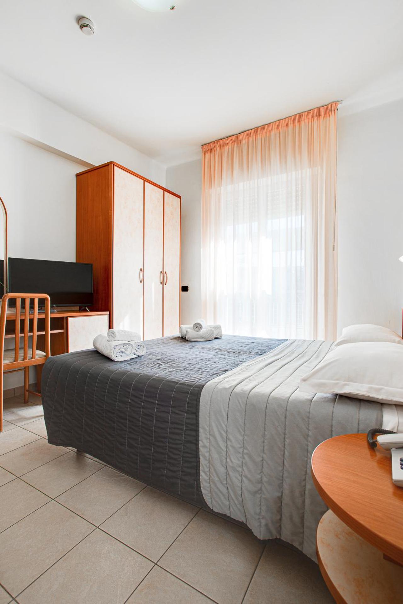 Double or Twin Room with City View - Photo 8