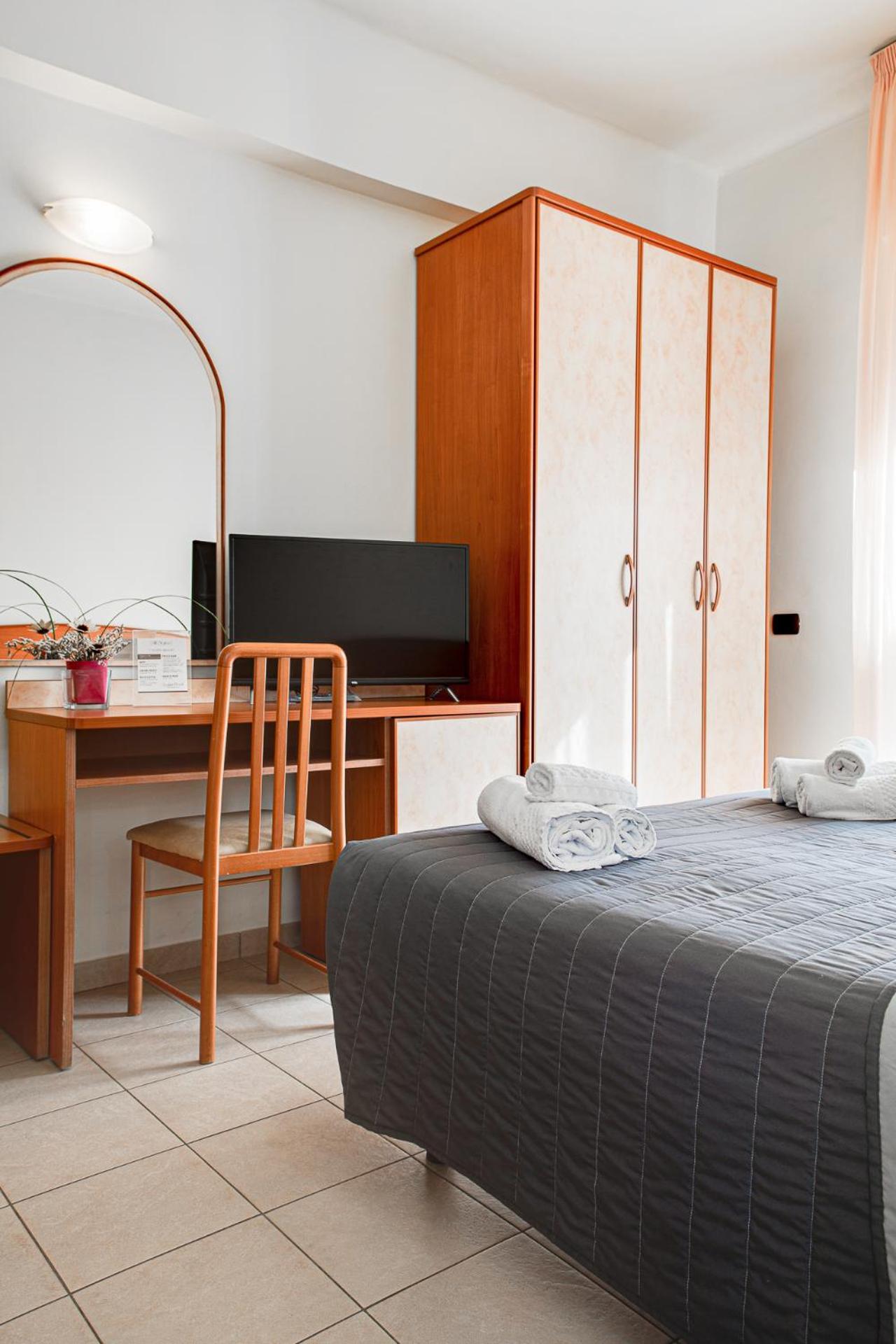Double or Twin Room with City View - Photo 13