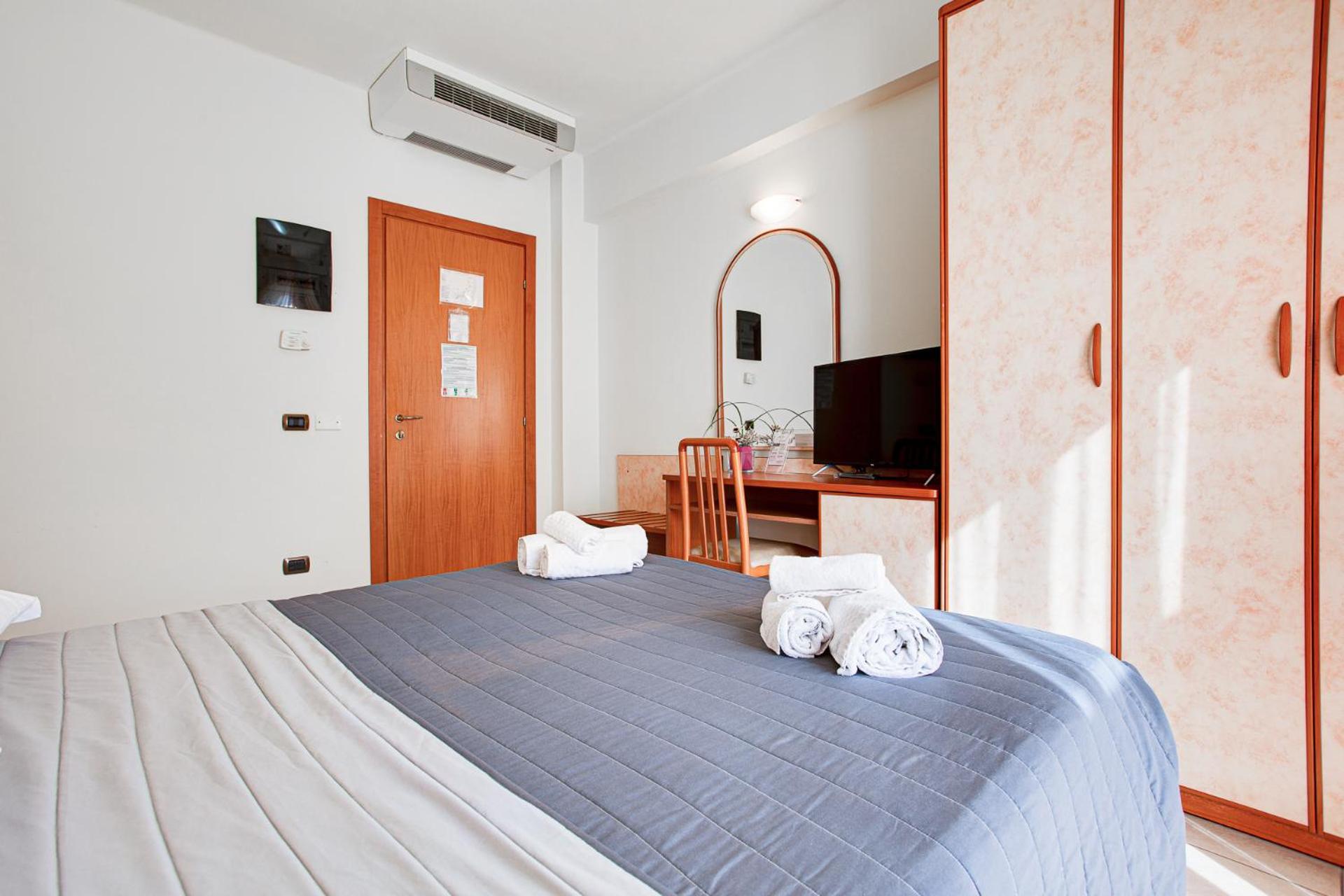 Double or Twin Room with City View - Photo 9