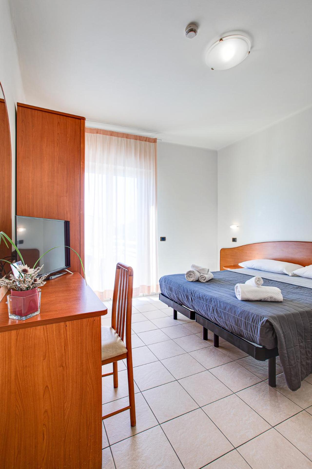 Double or Twin Room with City View - Photo 7