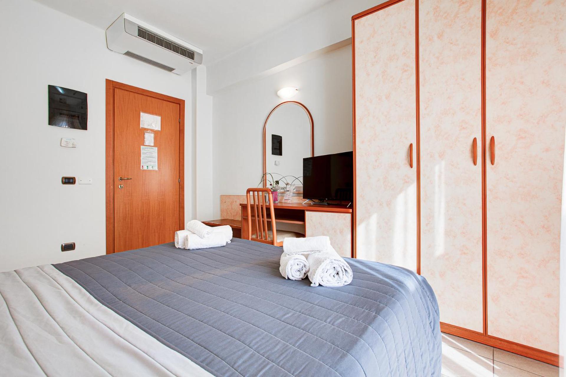 Double or Twin Room with City View - Photo 12