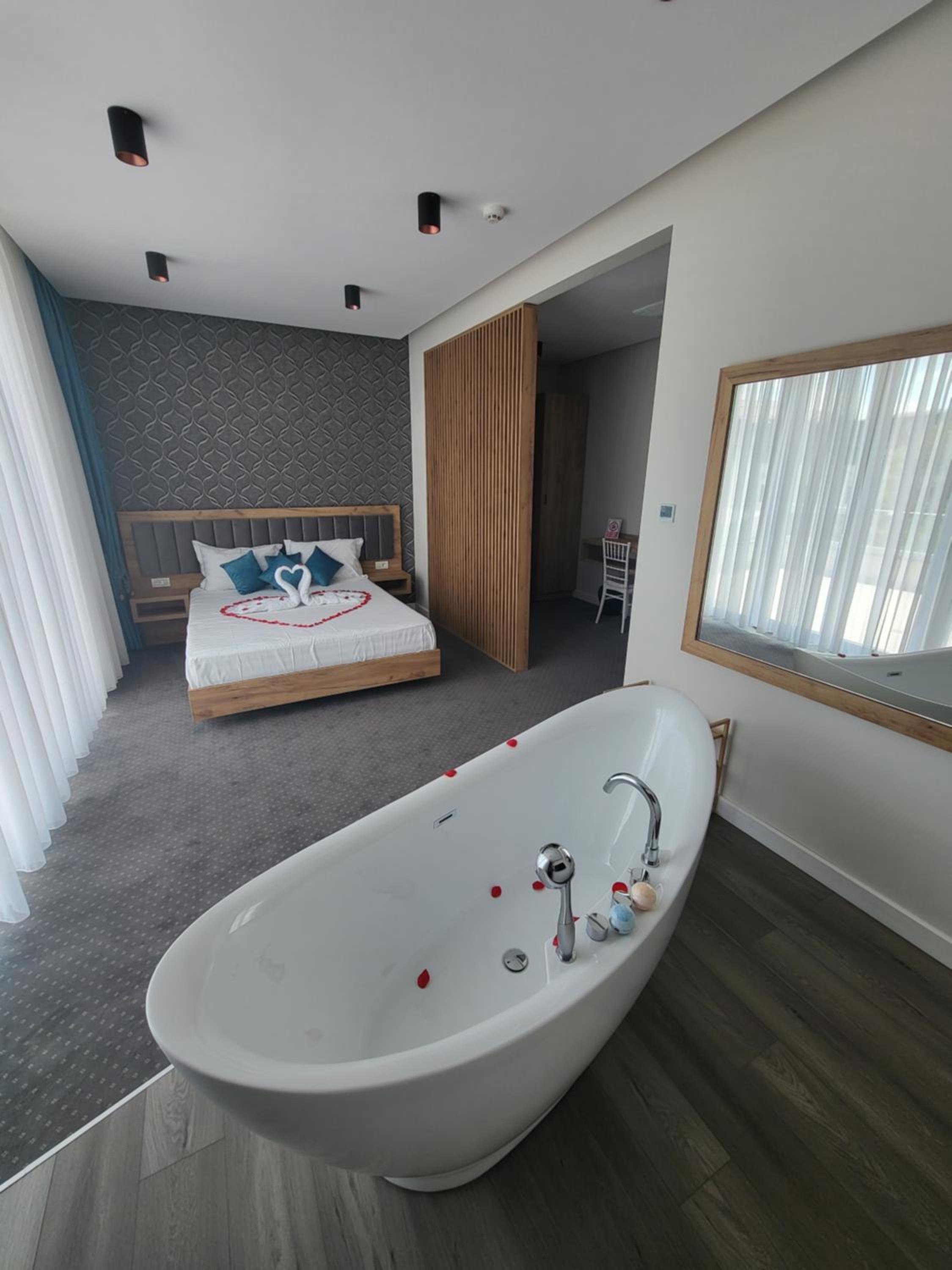 Deluxe Double Room with Balcony - Photo 8