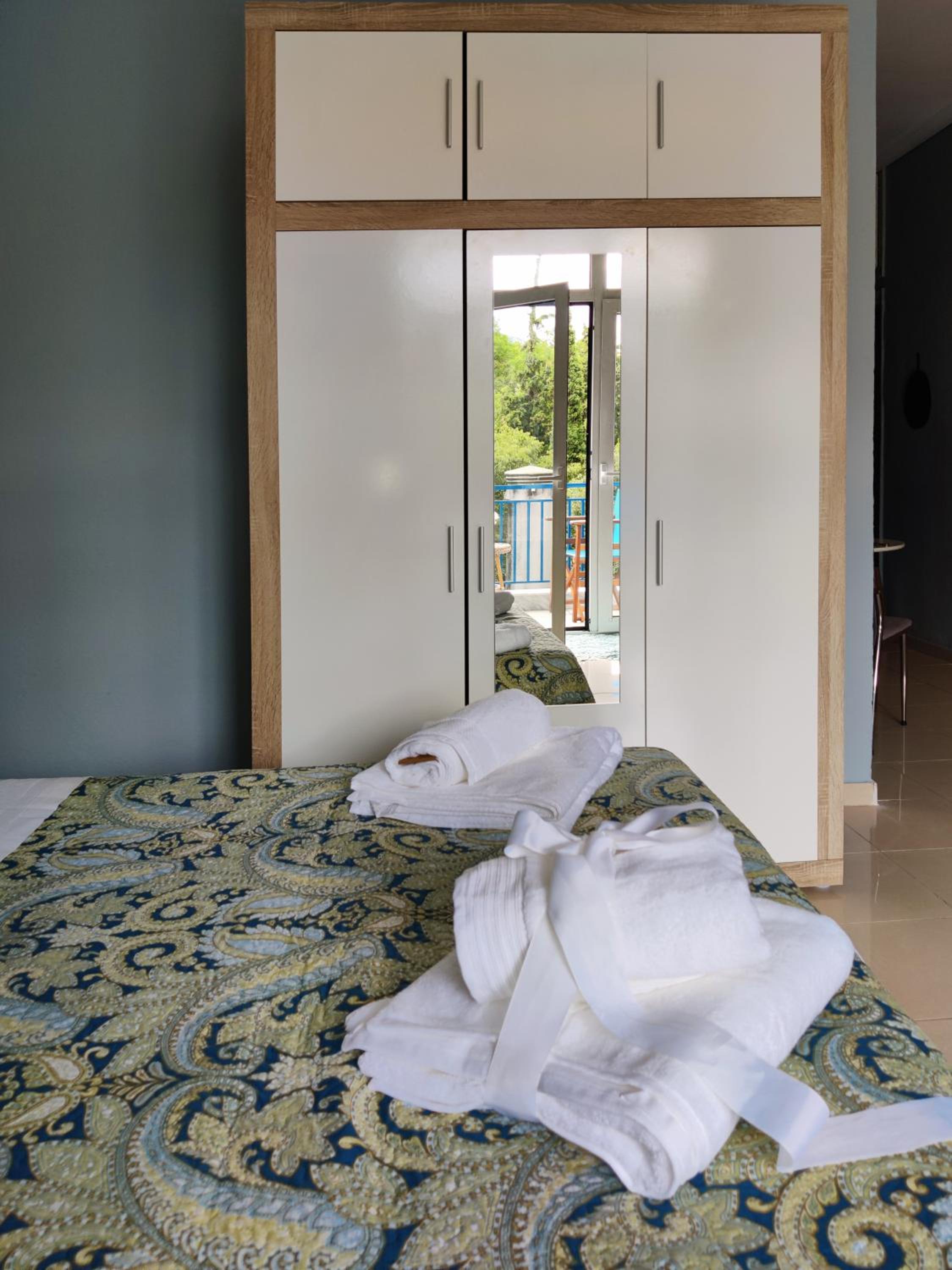 One-Bedroom Apartment - Photo 2
