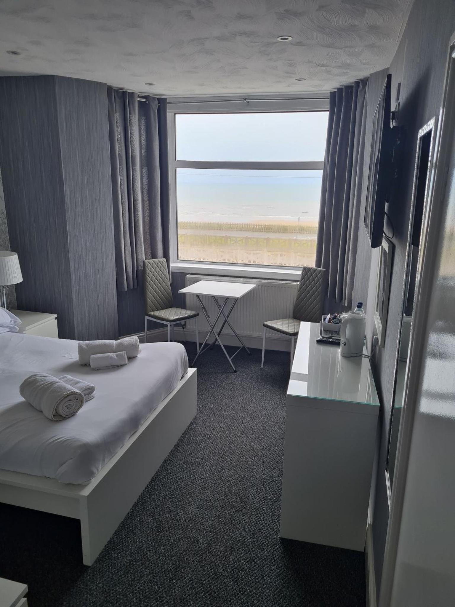 Superior Double Room with Sea View - Photo 3