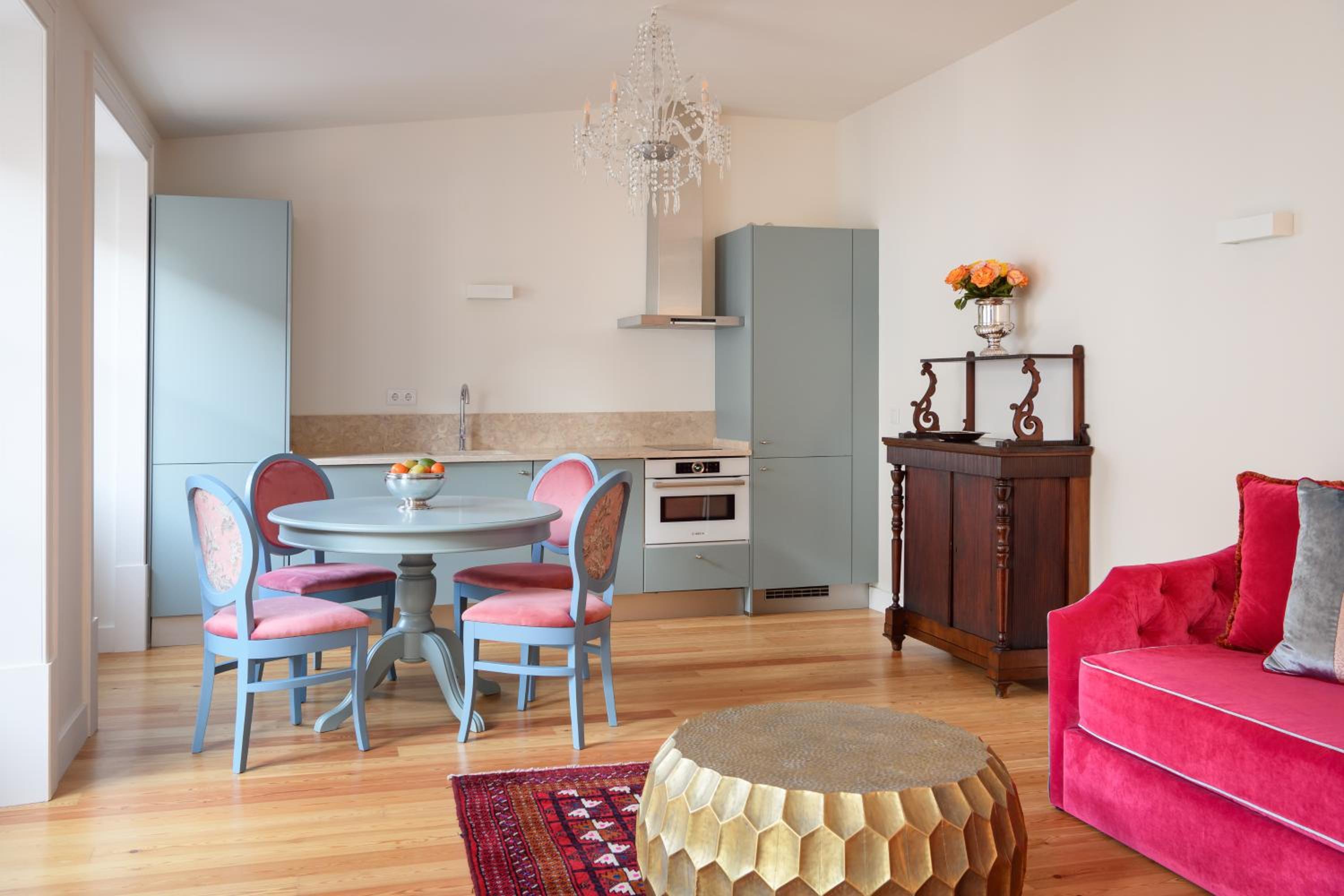 Classic One-Bedroom Apartment - Photo 2