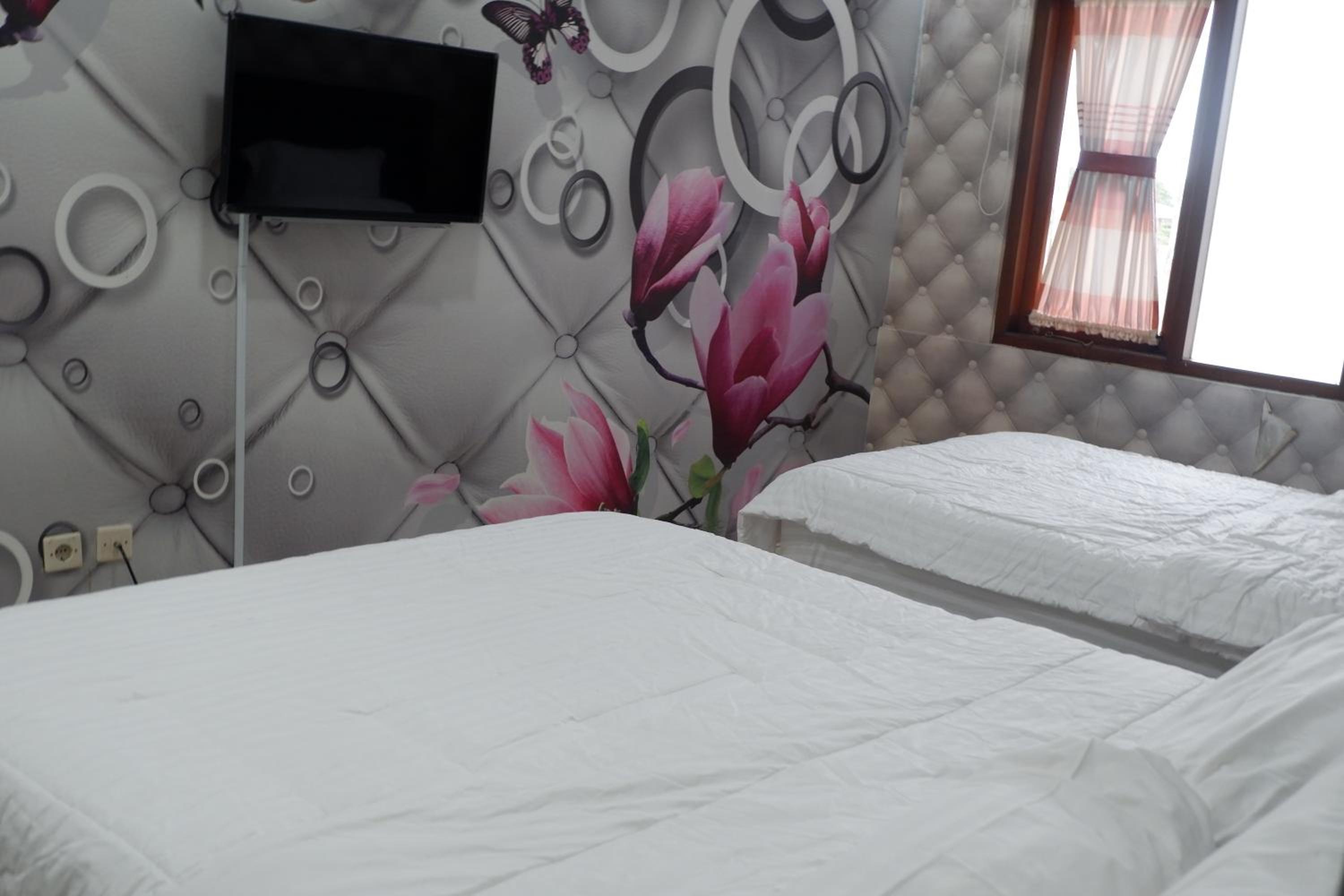 Five-Bedroom House - Photo 30