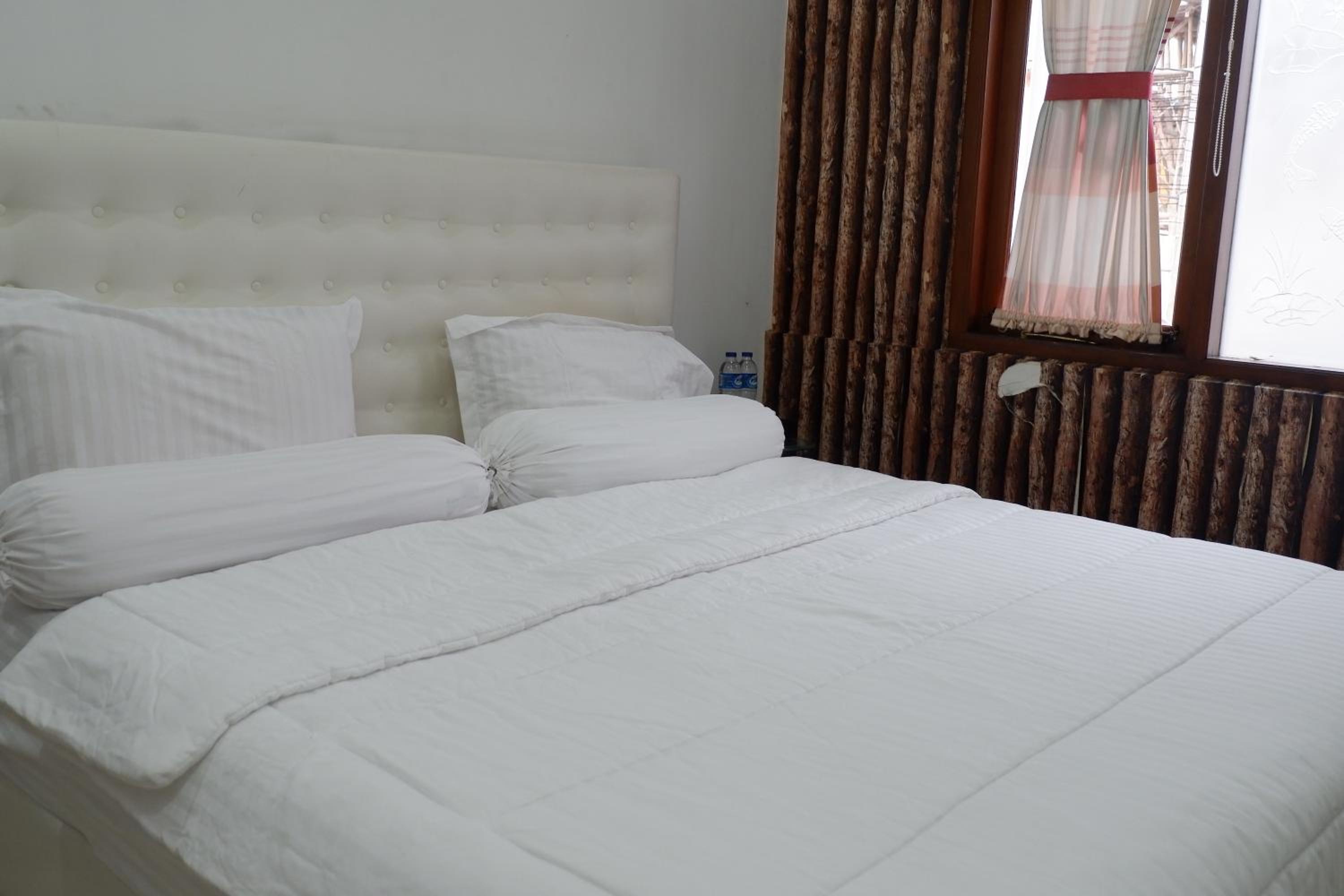Five-Bedroom House - Photo 26