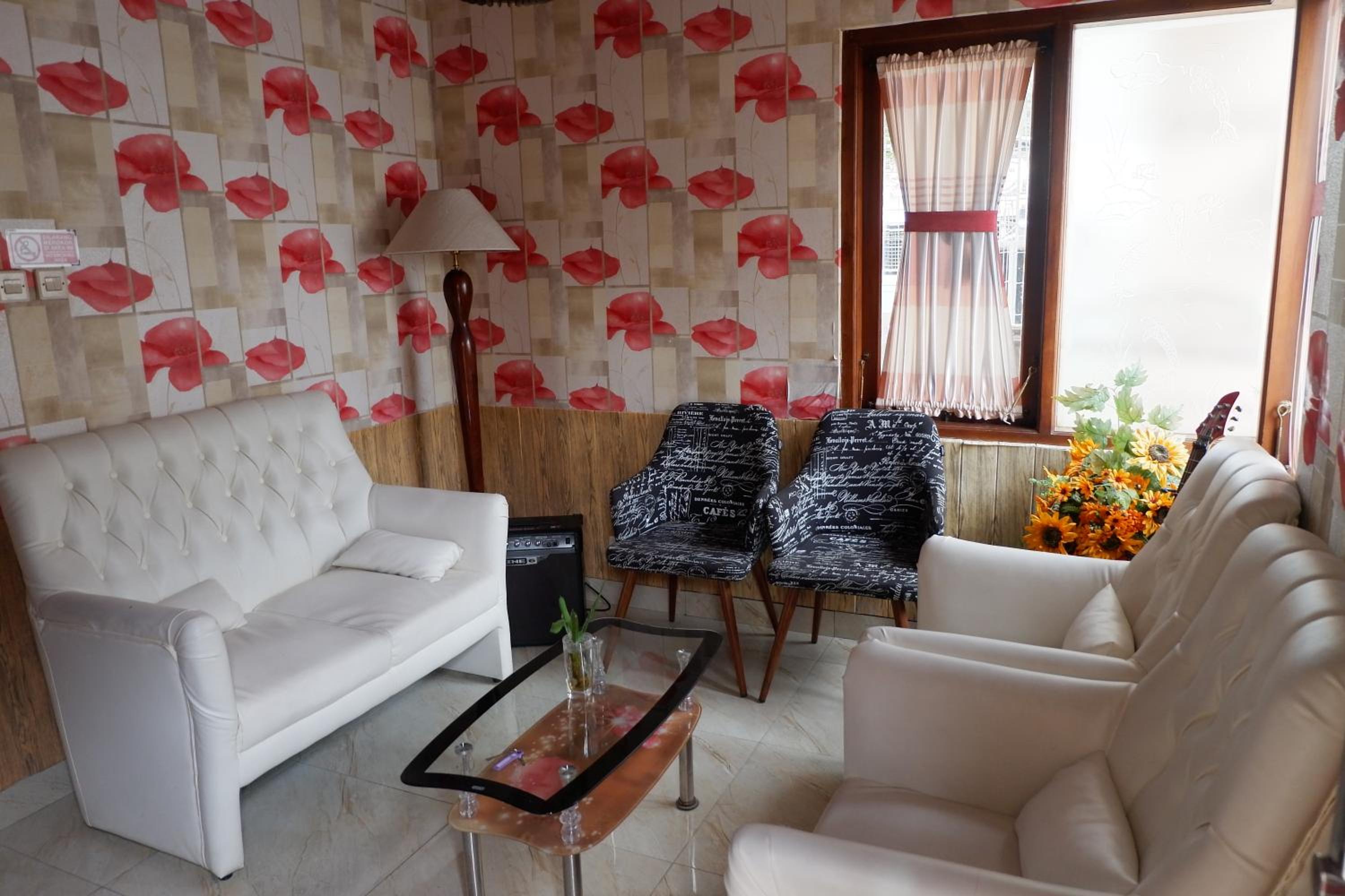 Five-Bedroom House - Photo 25