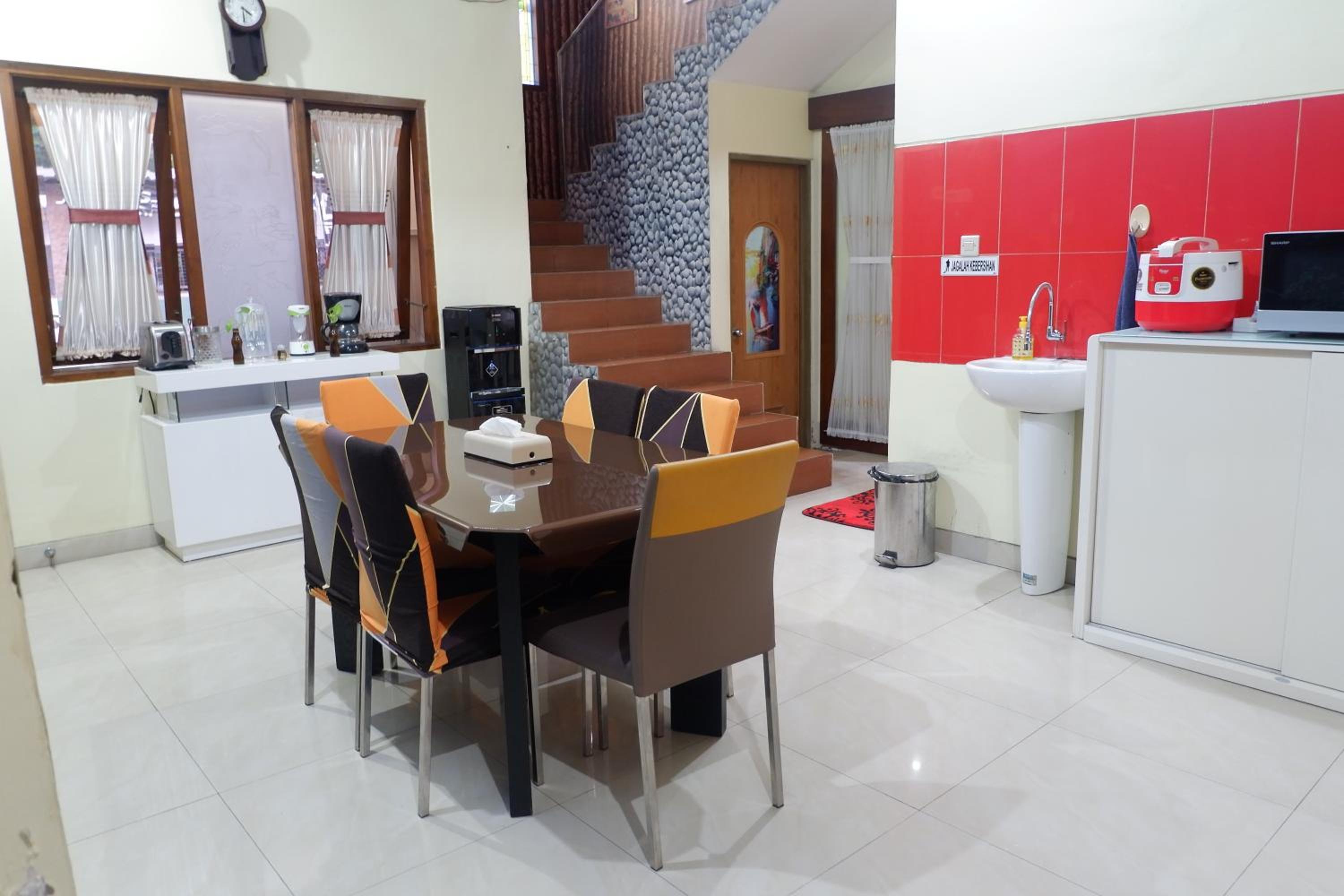 Five-Bedroom House - Photo 24