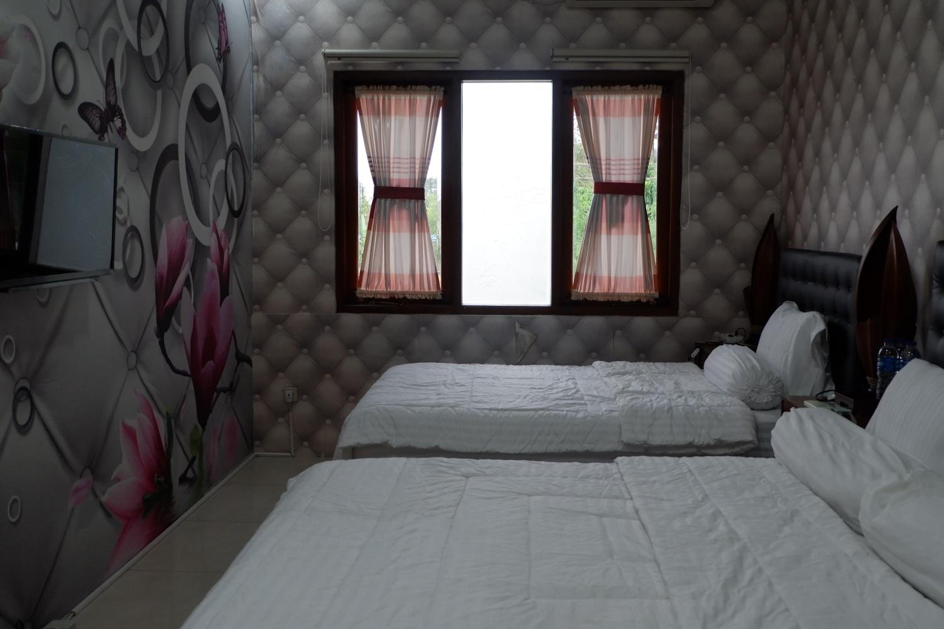 Five-Bedroom House - Photo 20
