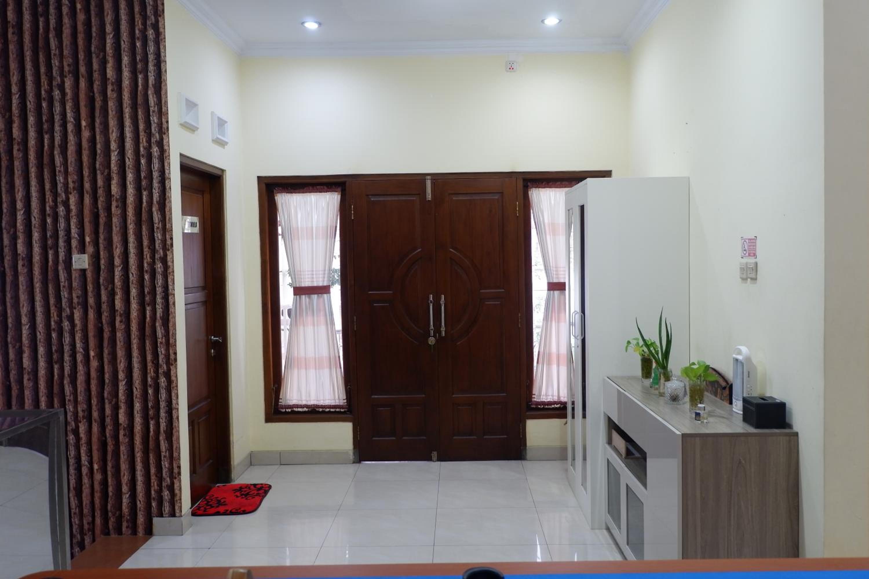 Five-Bedroom House - Photo 15