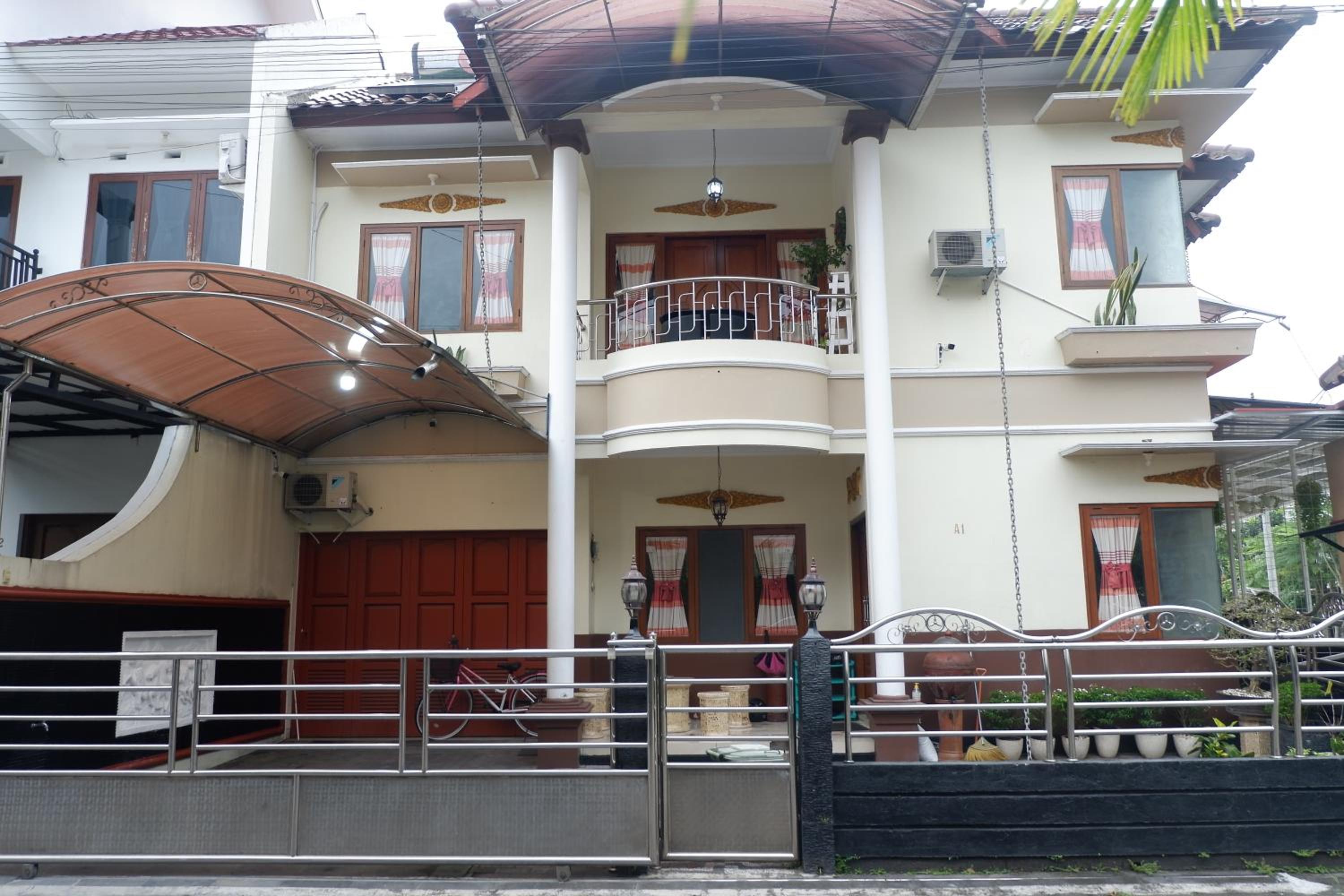 Five-Bedroom House - Photo 31