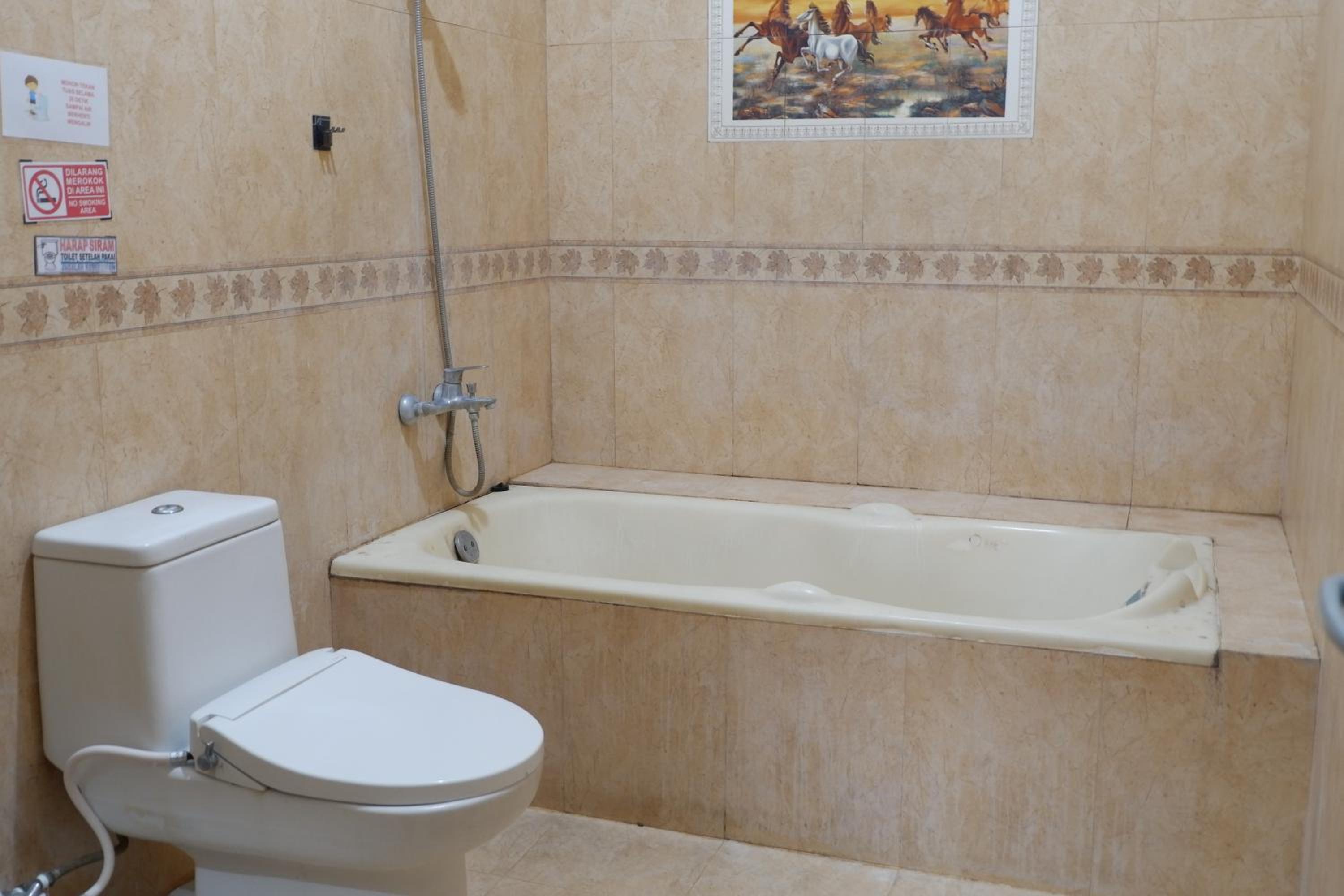 Five-Bedroom House - Photo 10