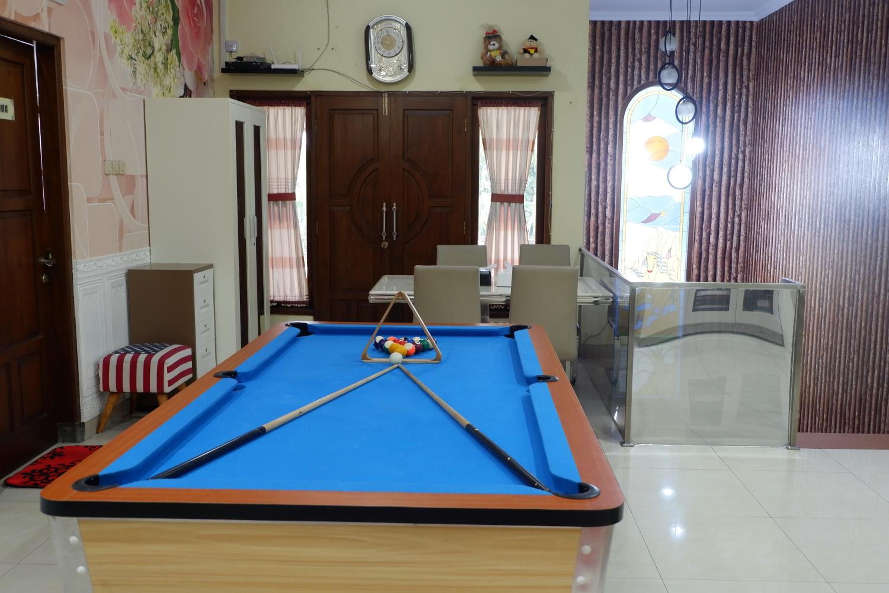 Five-Bedroom House - Photo 7