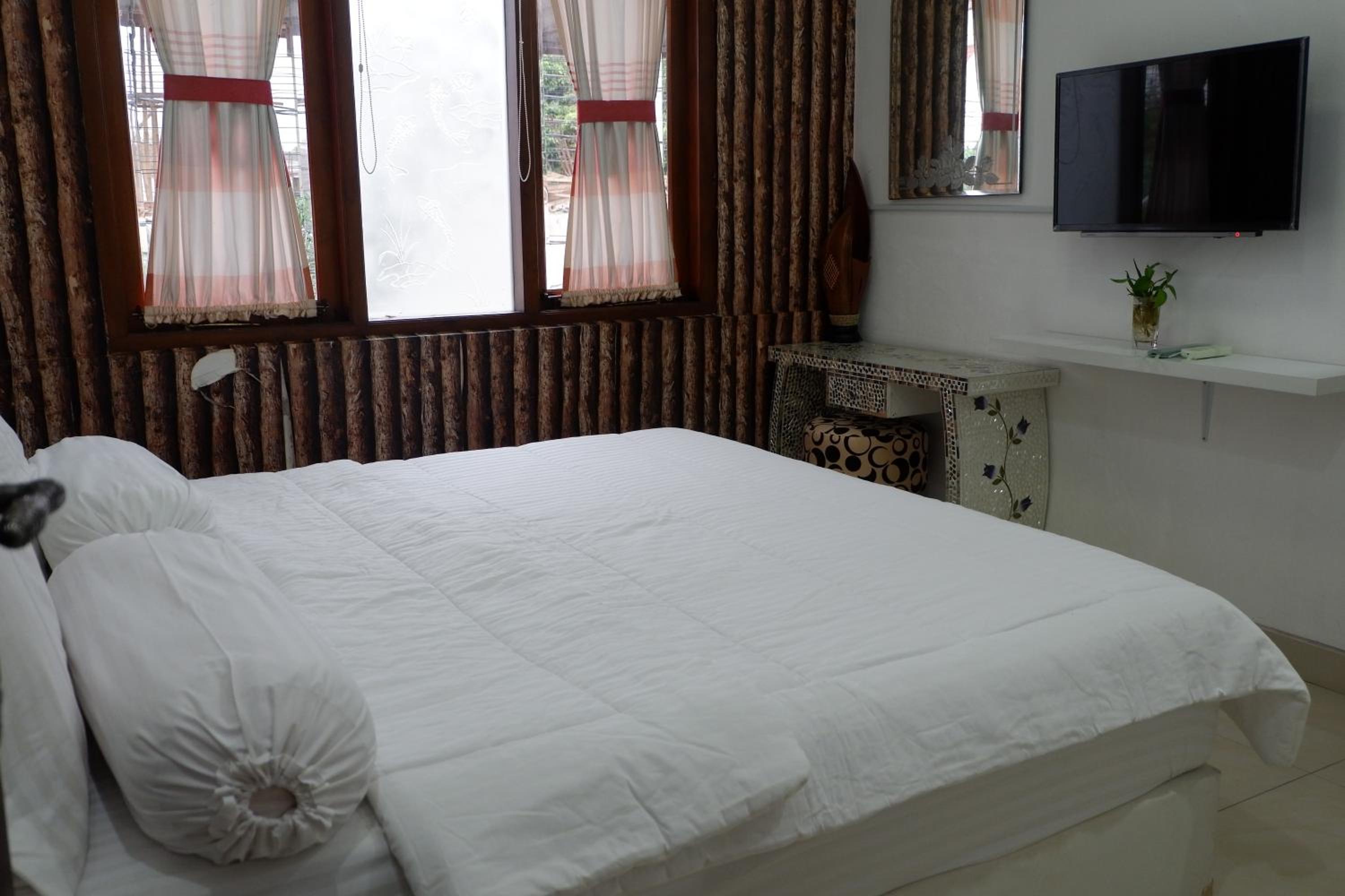 Five-Bedroom House - Photo 6