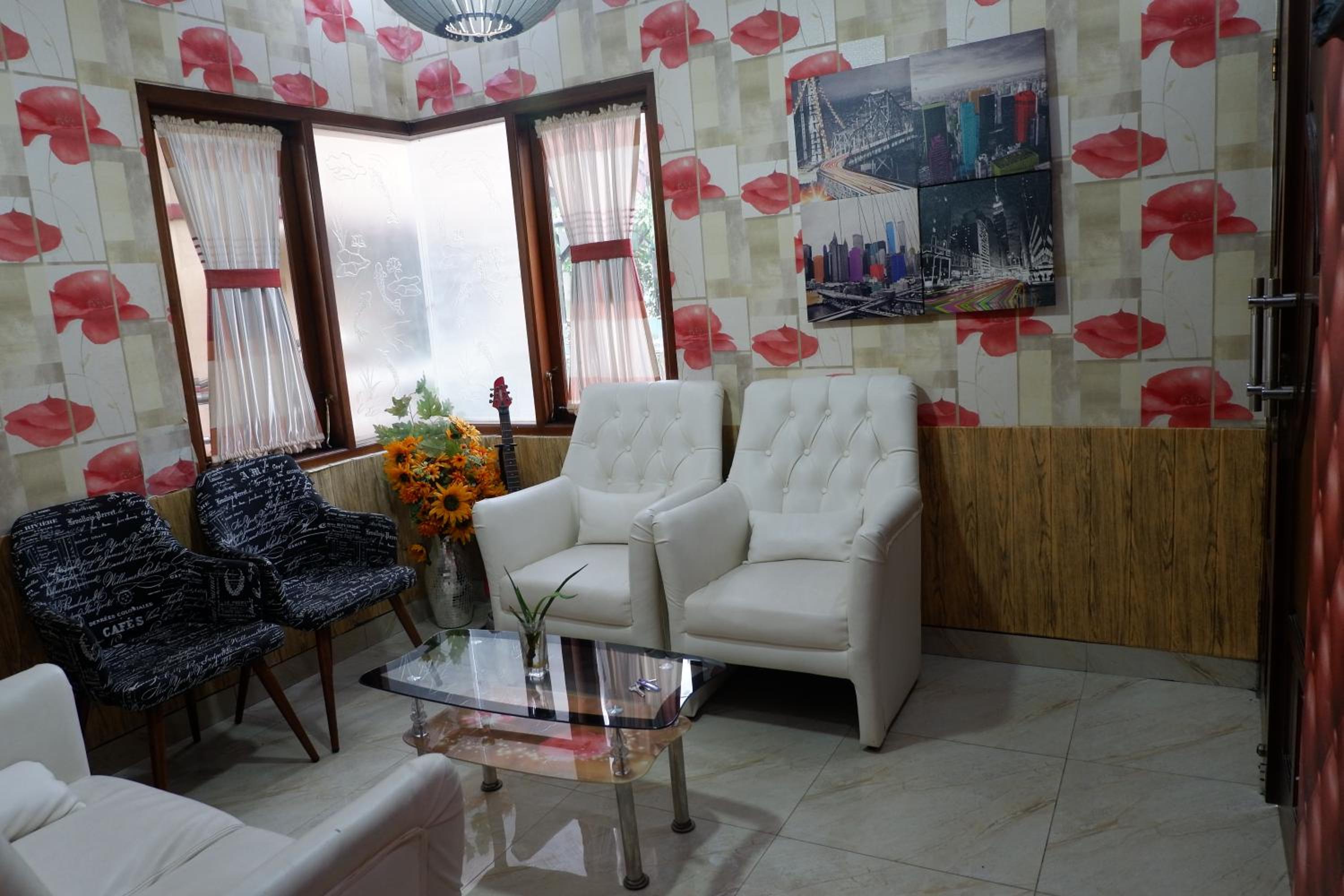 Five-Bedroom House - Photo 4