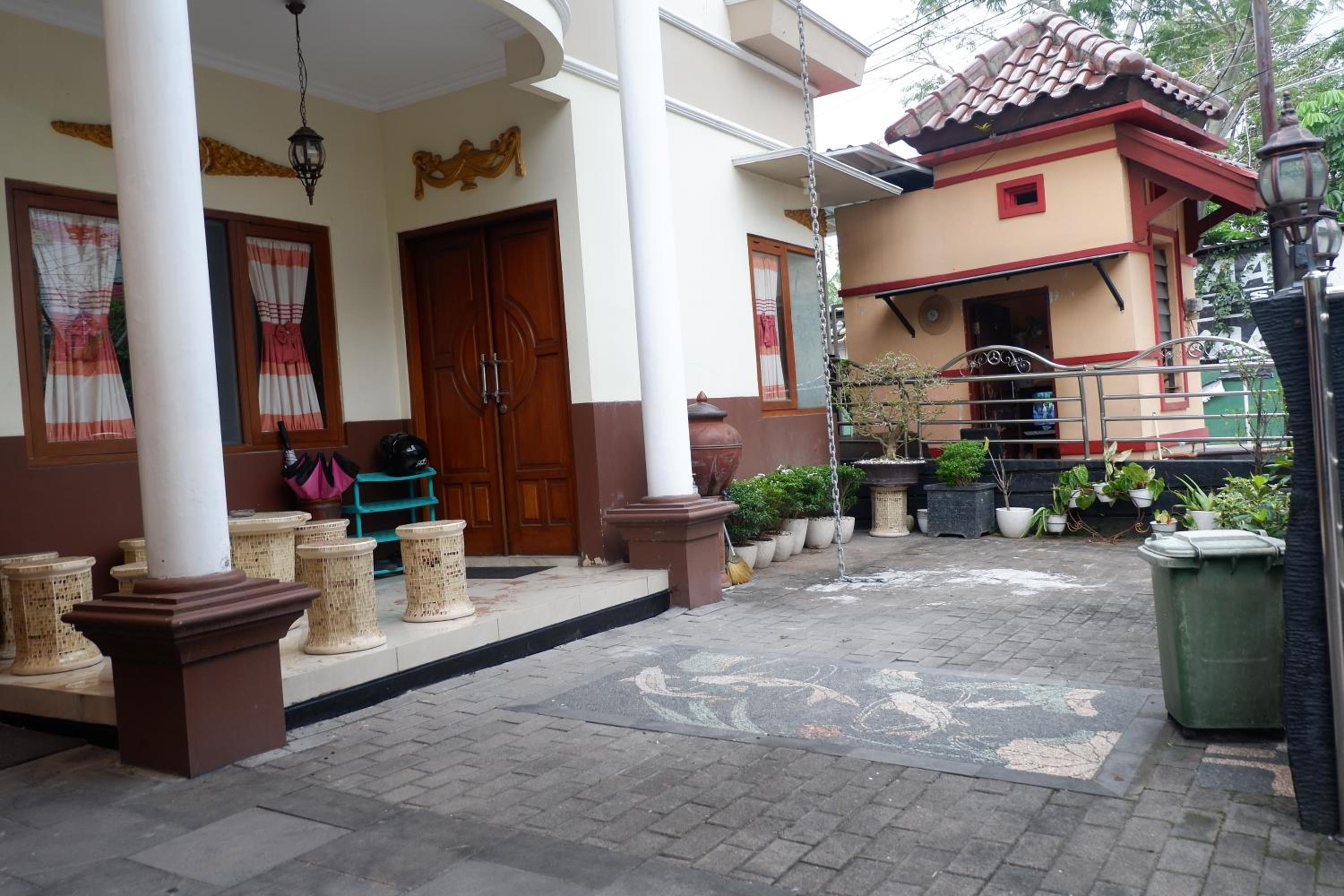 Five-Bedroom House - Photo 17