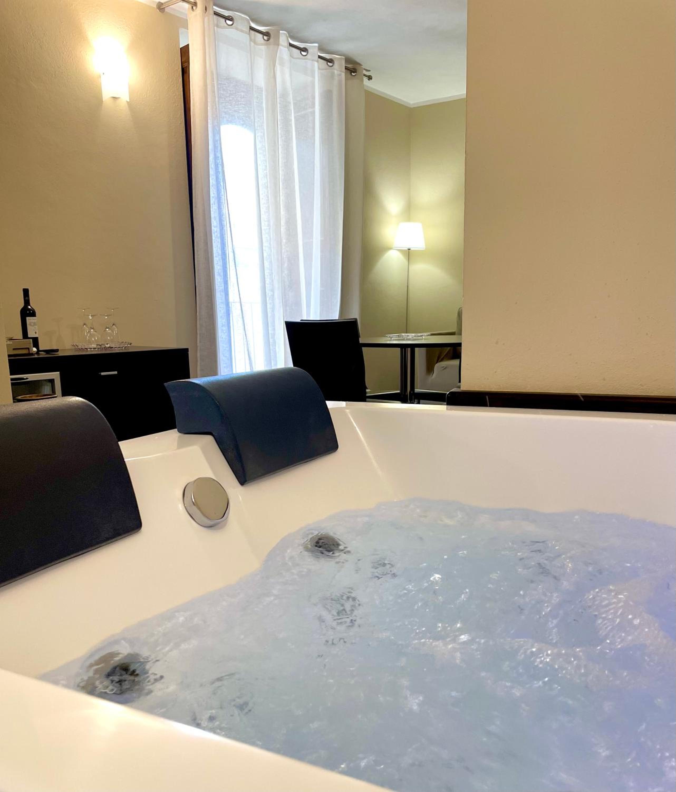 Deluxe Suite with Spa Bath photo 3