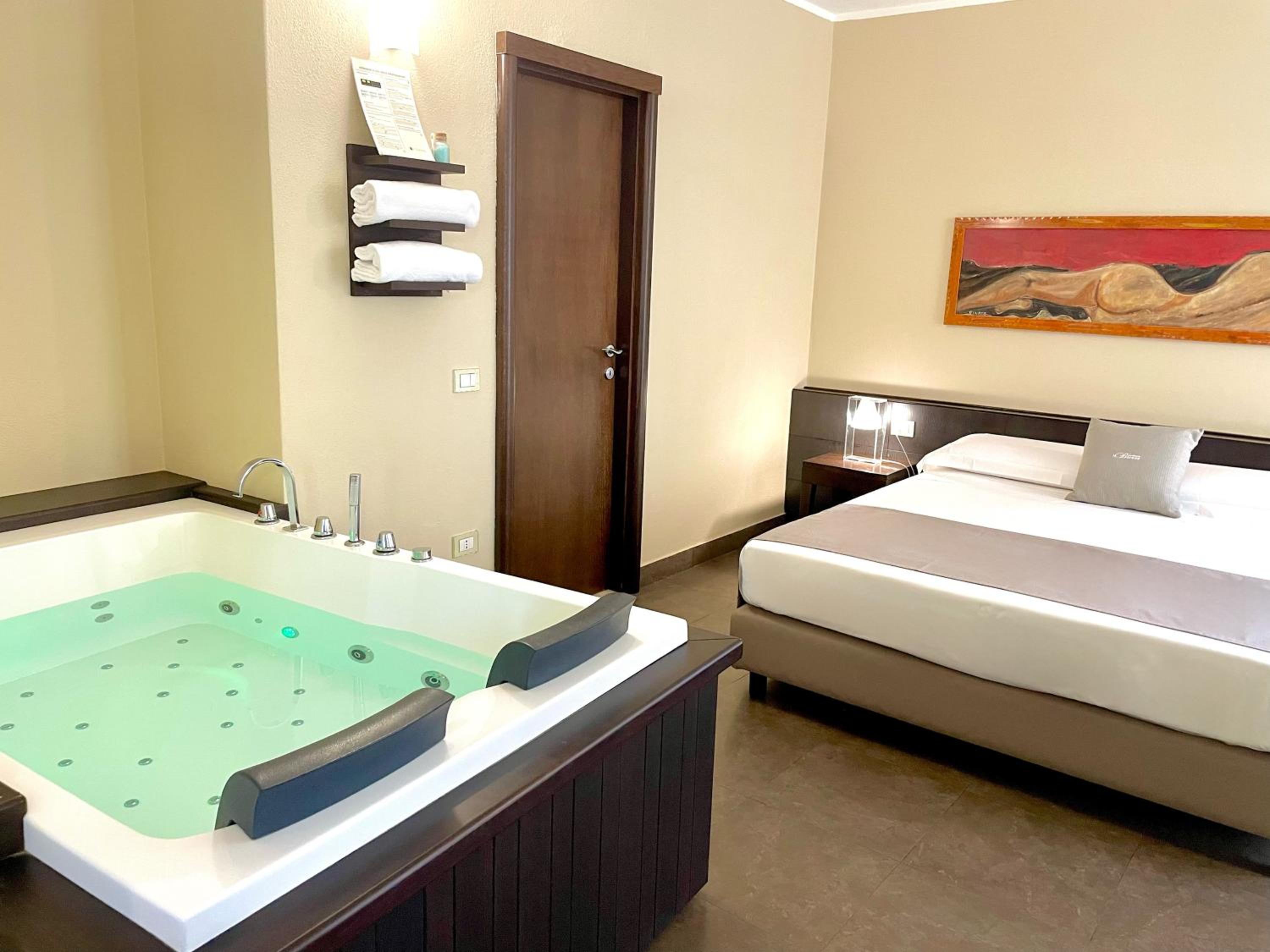 Deluxe Suite with Spa Bath photo 1