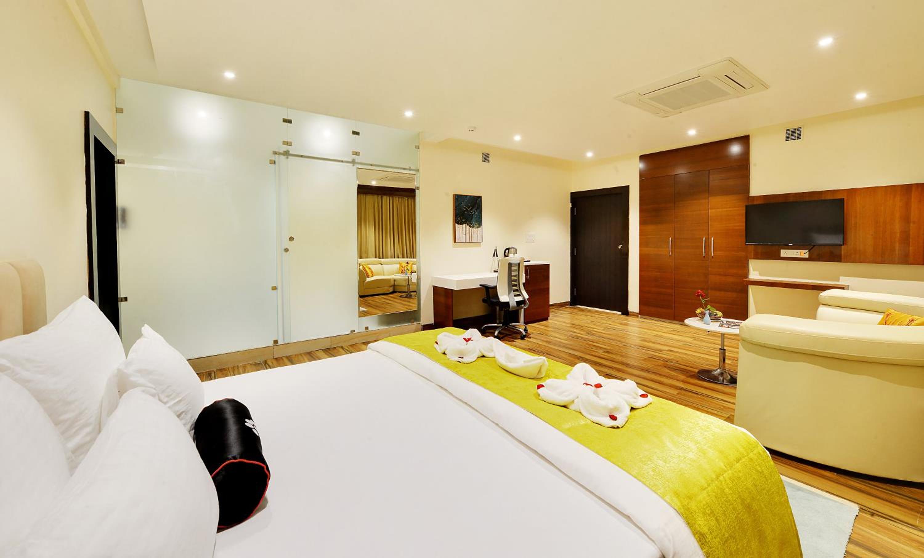 Suite - Photo 3