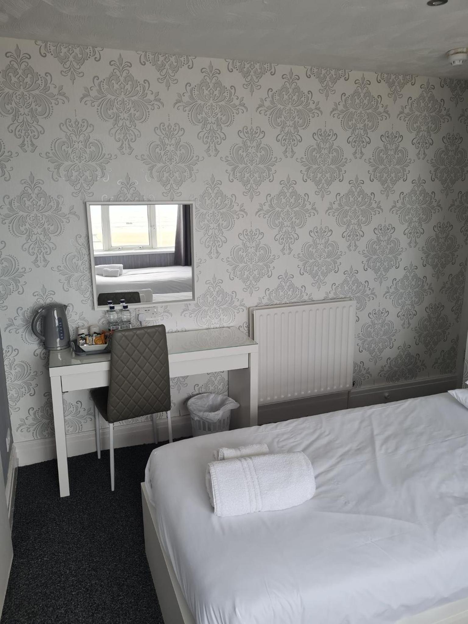 Twin Room with Sea View - Photo 5