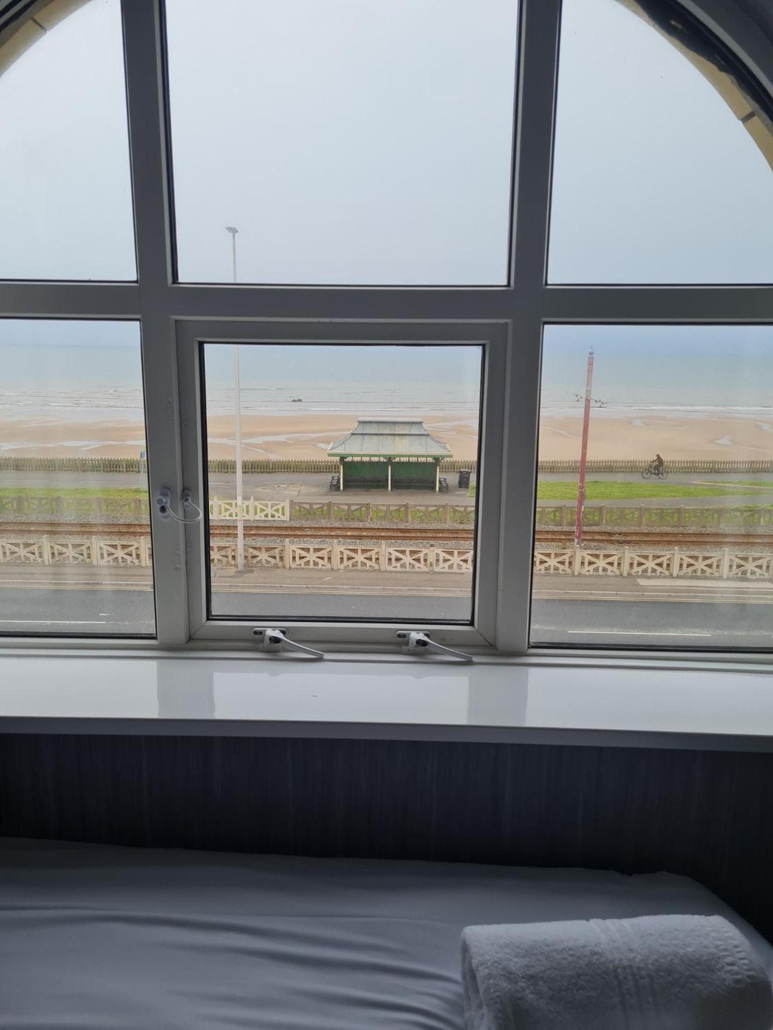 Twin Room with Sea View - Photo 6