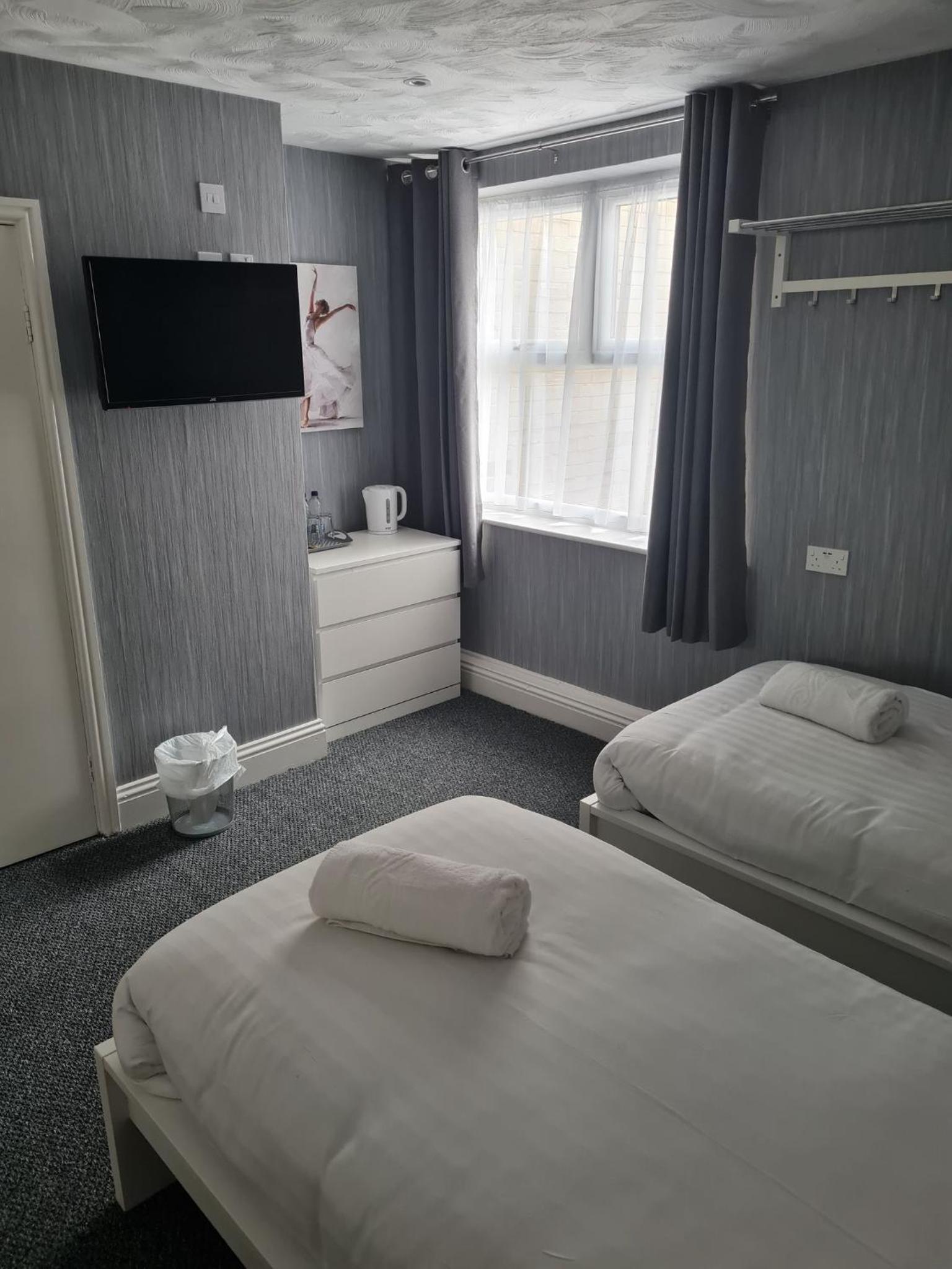 Twin Room - Photo 2