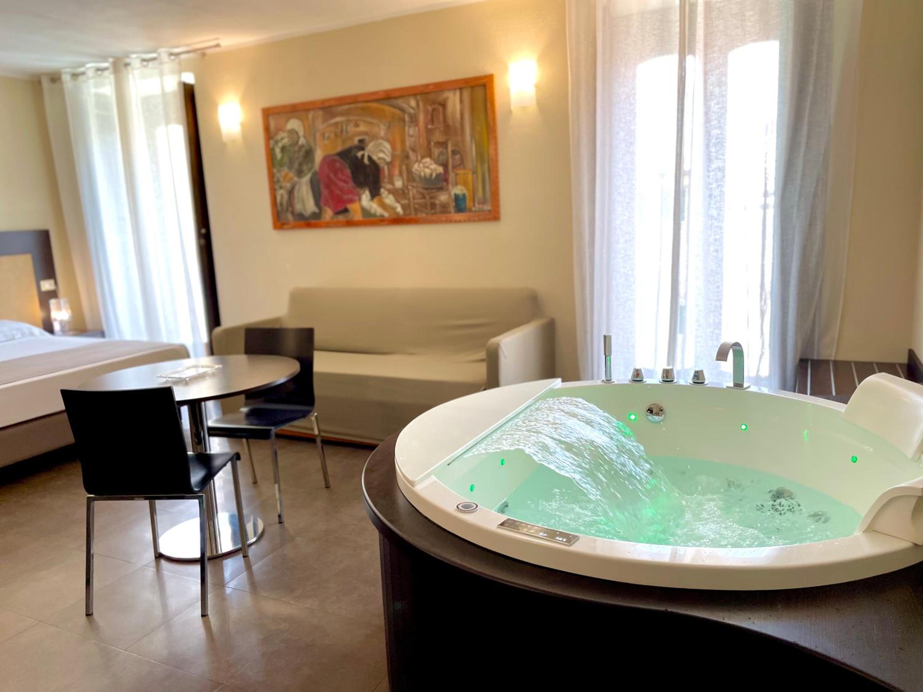 Suite with Hot Tub photo 1