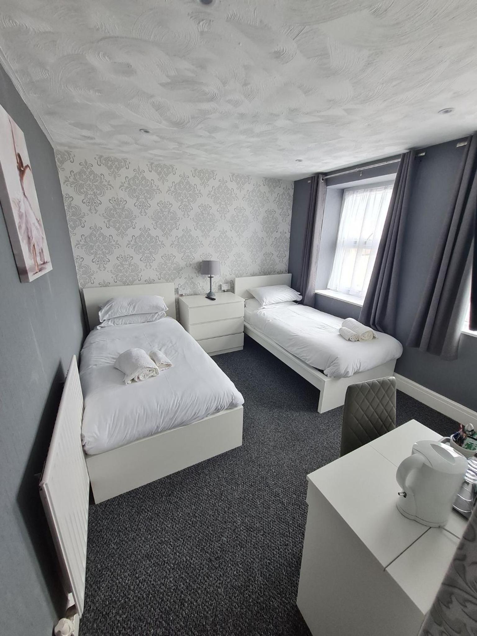 Twin Room - Photo 1