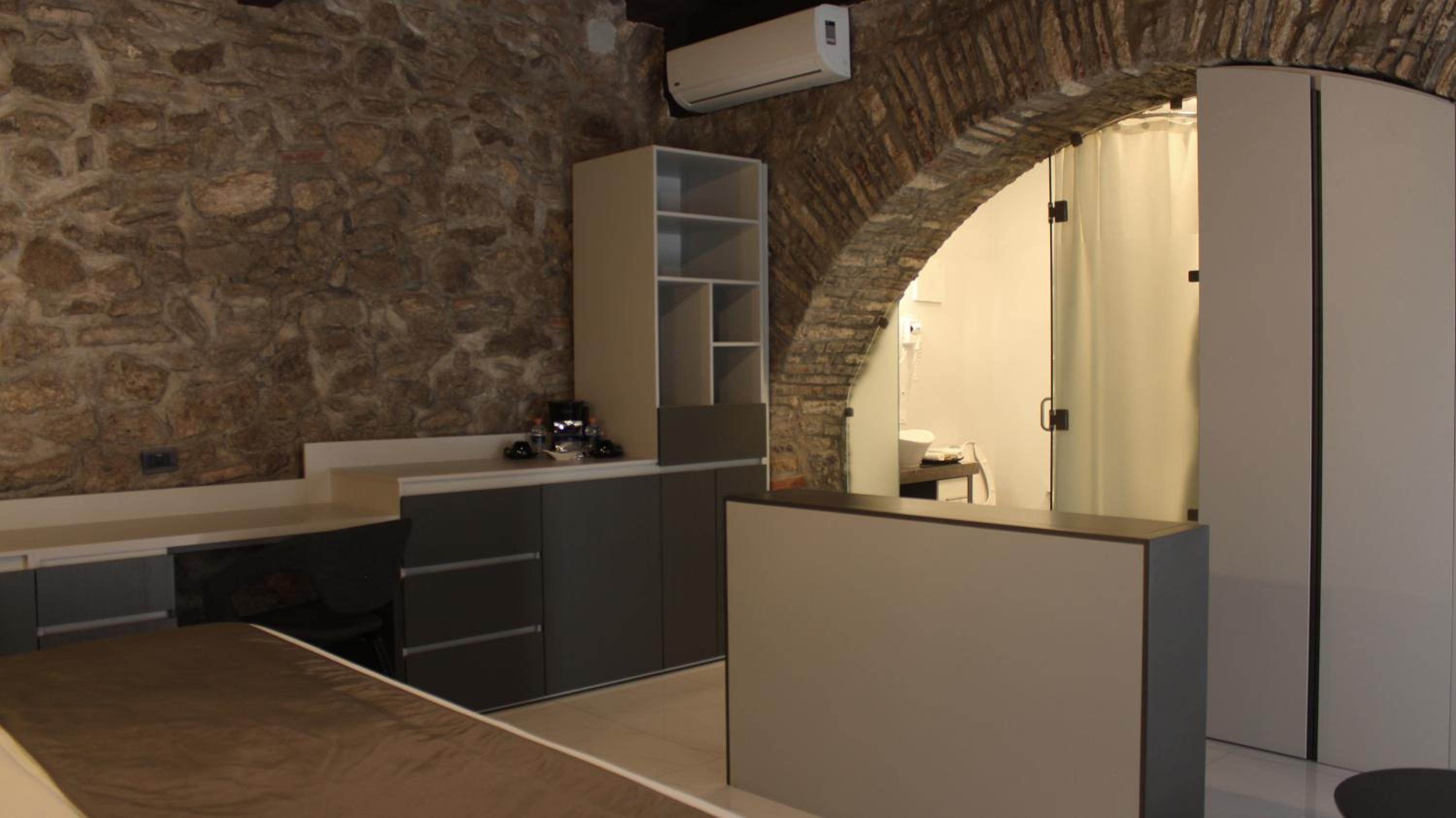 Deluxe King Suite - Photo 16