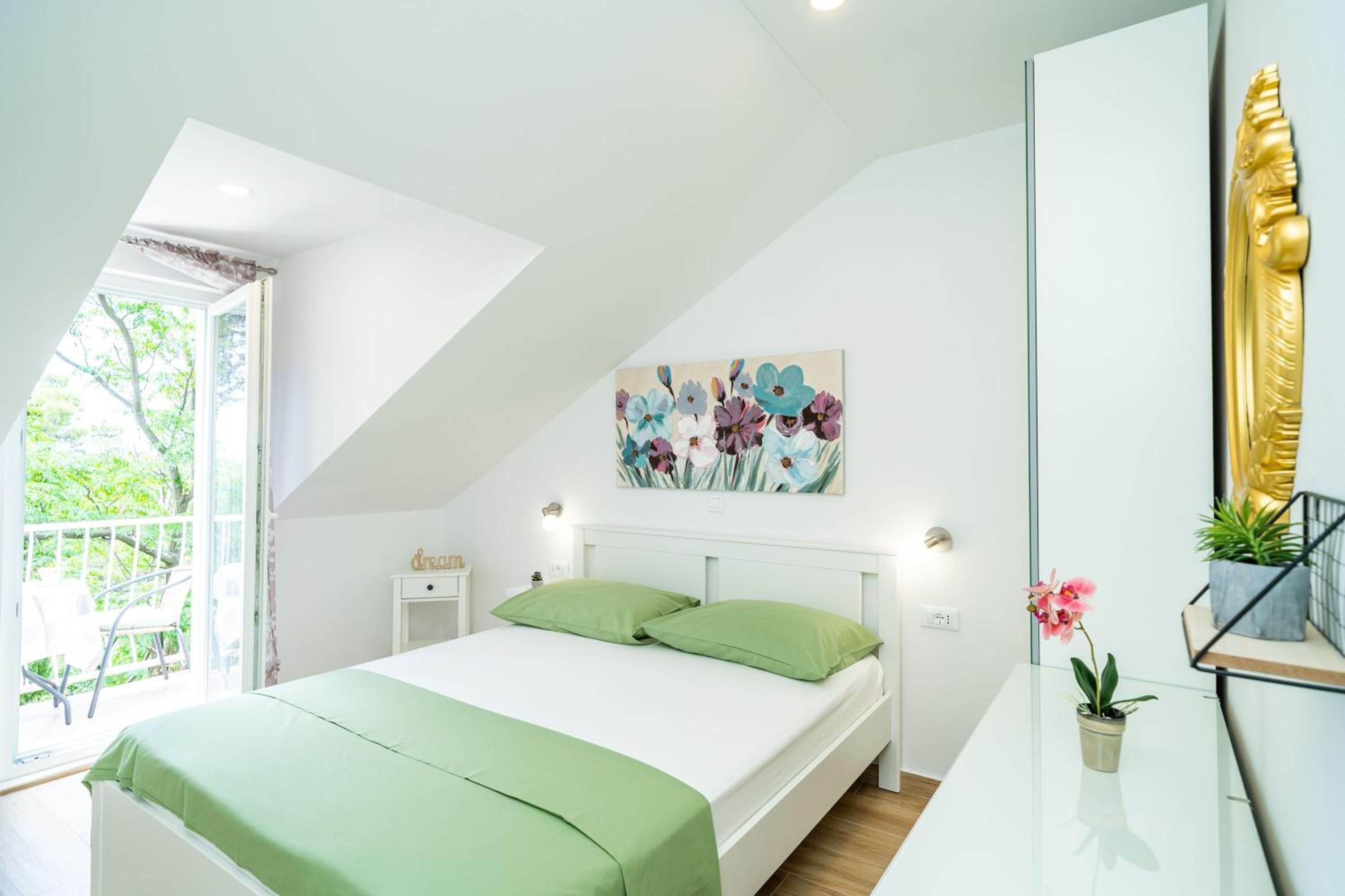 Premium Double or Twin Room with Balcony and Partial Sea View photo 1
